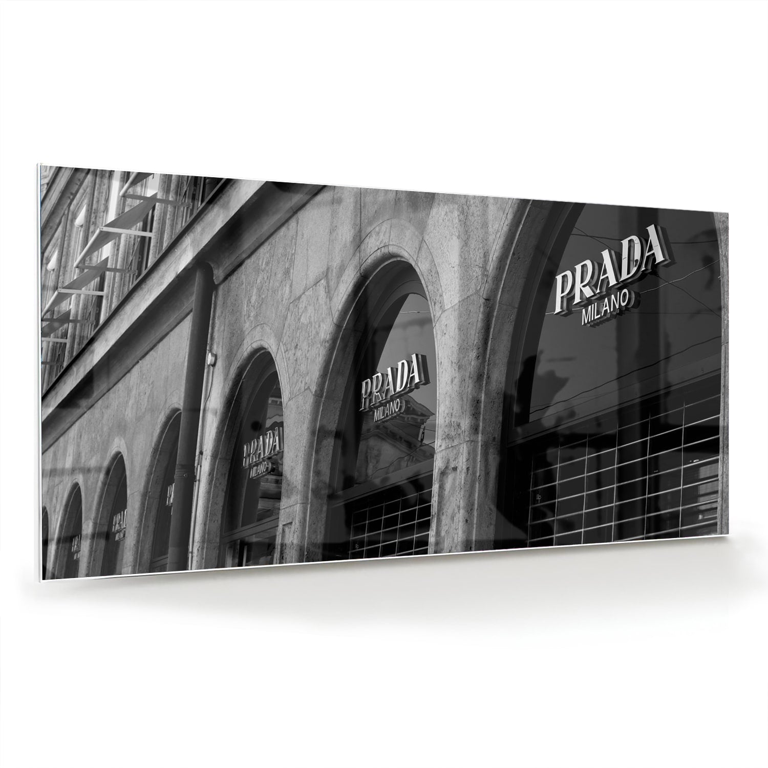 Glazen schilderij van een Prada etalage in zwart-wit, geschikt voor moderne interieurs.