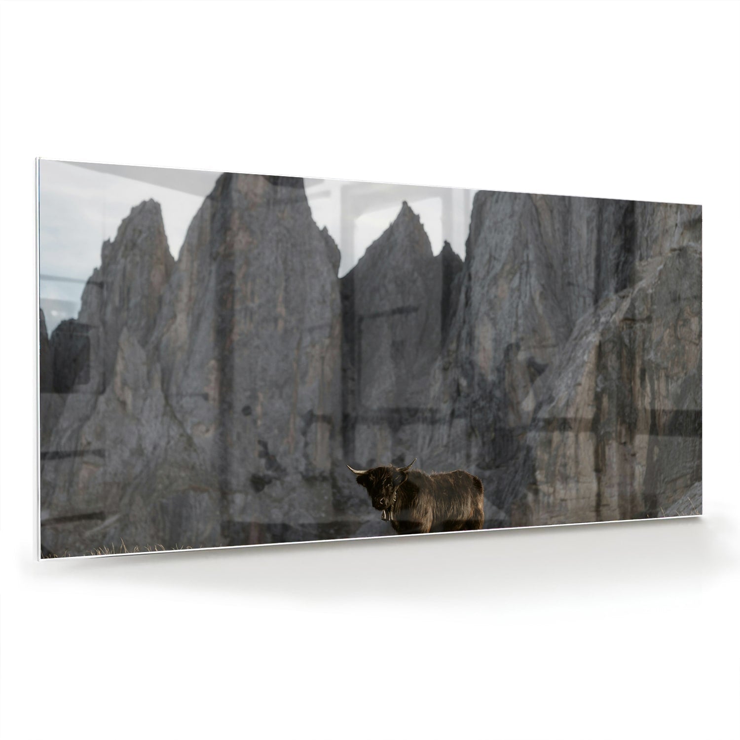 Glas schilderij van bergen met een koe in een groene wei.