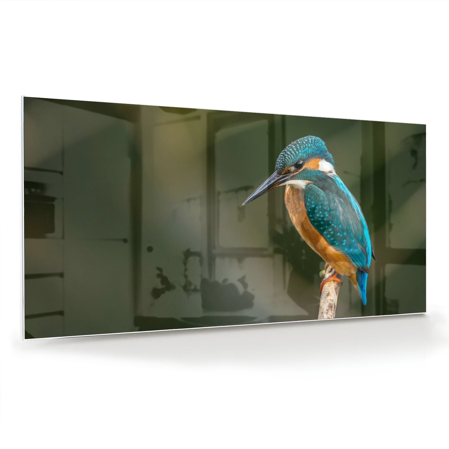 Een glazen schilderij van een ijsvogel die op een tak zit, kleurrijk en gedetailleerd.