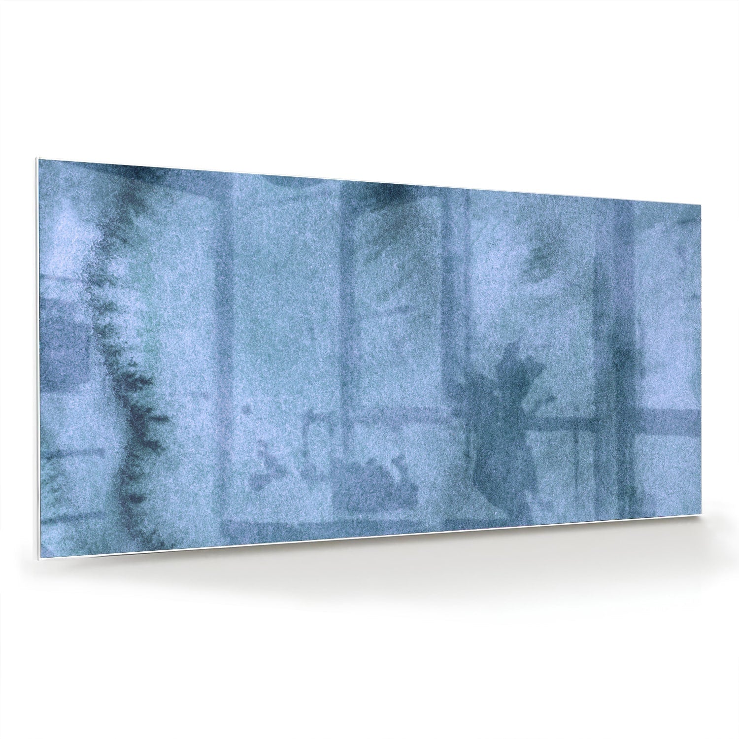 Blauw glazen schilderij aan de muur boven een houten kast in een elegant interieur.