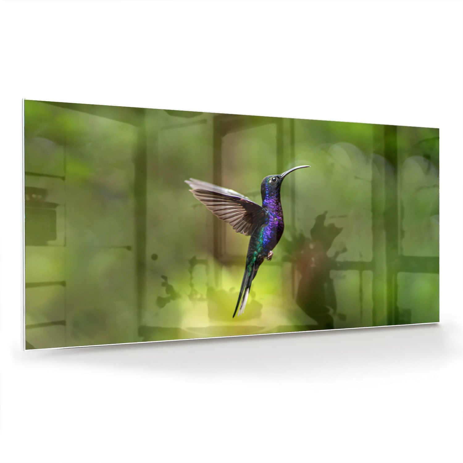 Een glazen schilderij van een kolibrie die vloog voor een groene achtergrond in een lichte kamer.