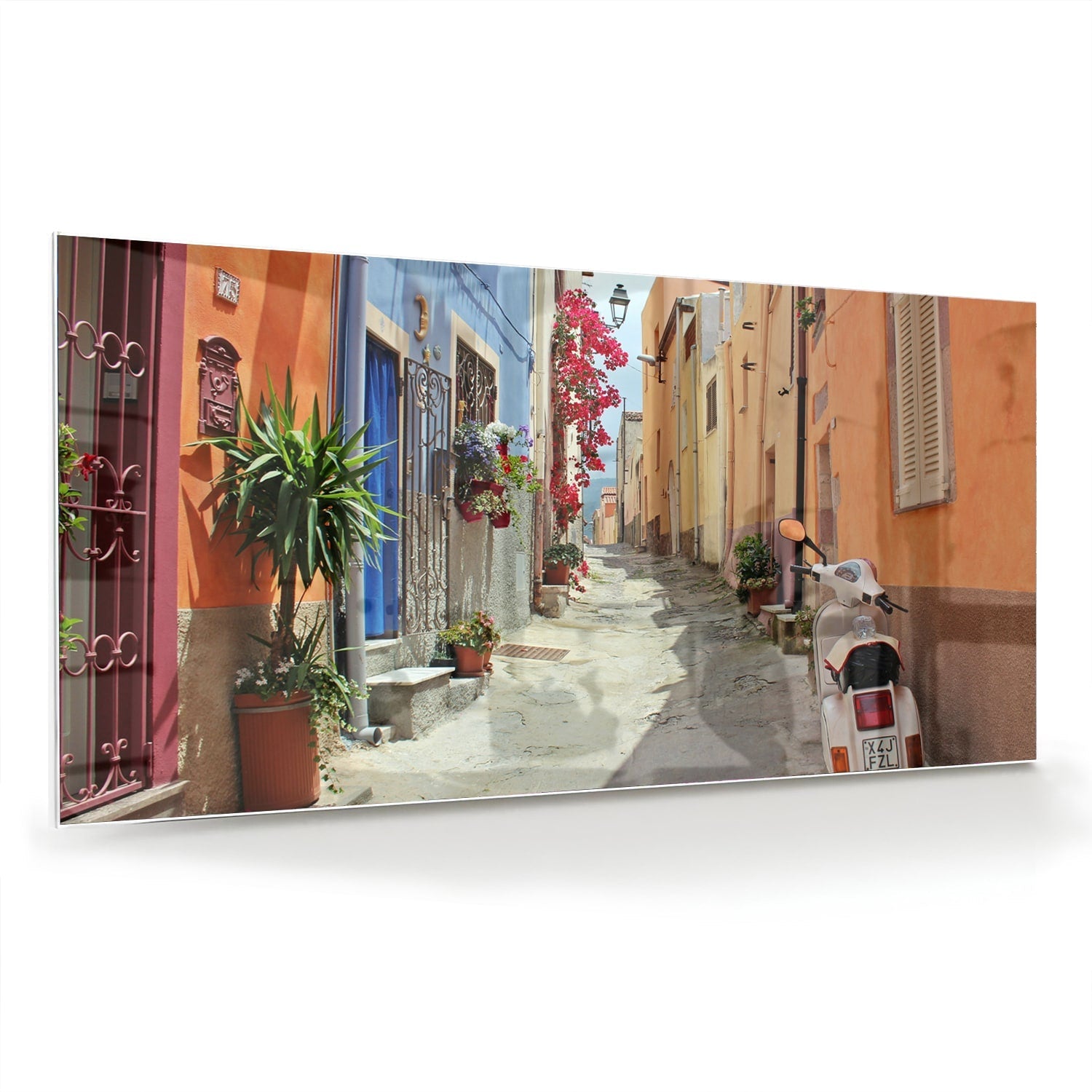 Glazen schilderij van een kleurrijke straat met een Vespa en bloeiende planten.