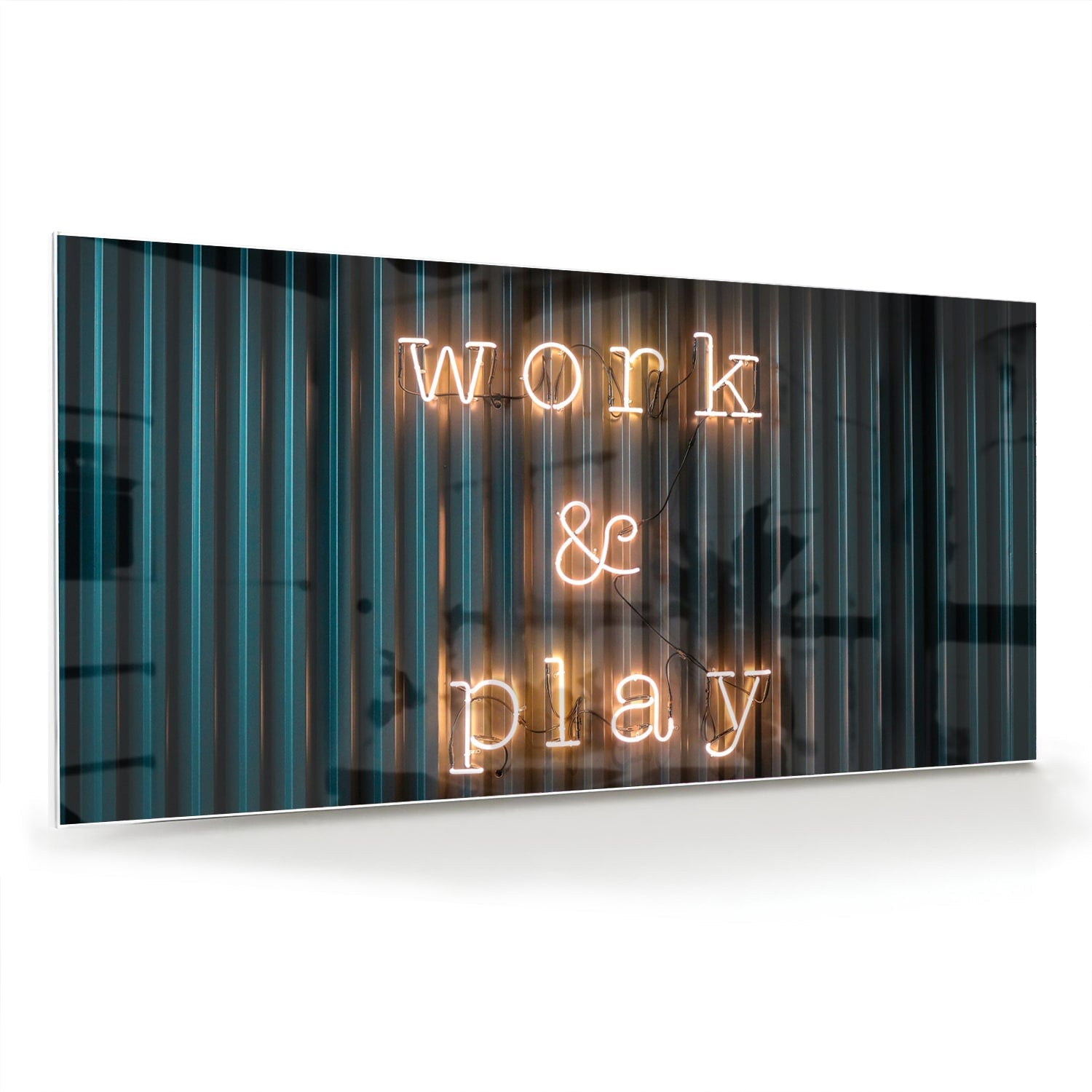 Glazen schilderij met de woorden 'Work & Play' in sfeervolle verlichting.