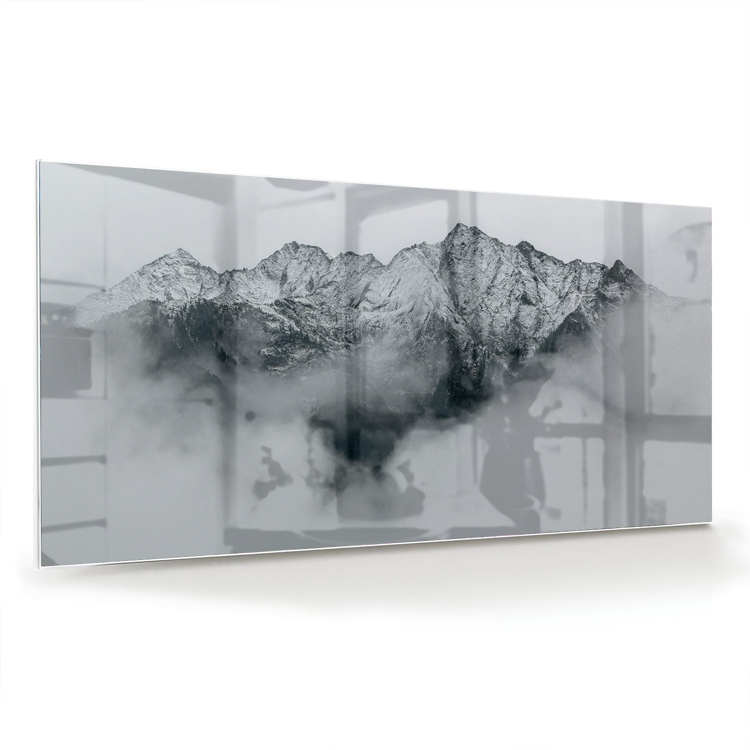 Glazen schilderij met bergen in zwart-wit, hangend aan de muur