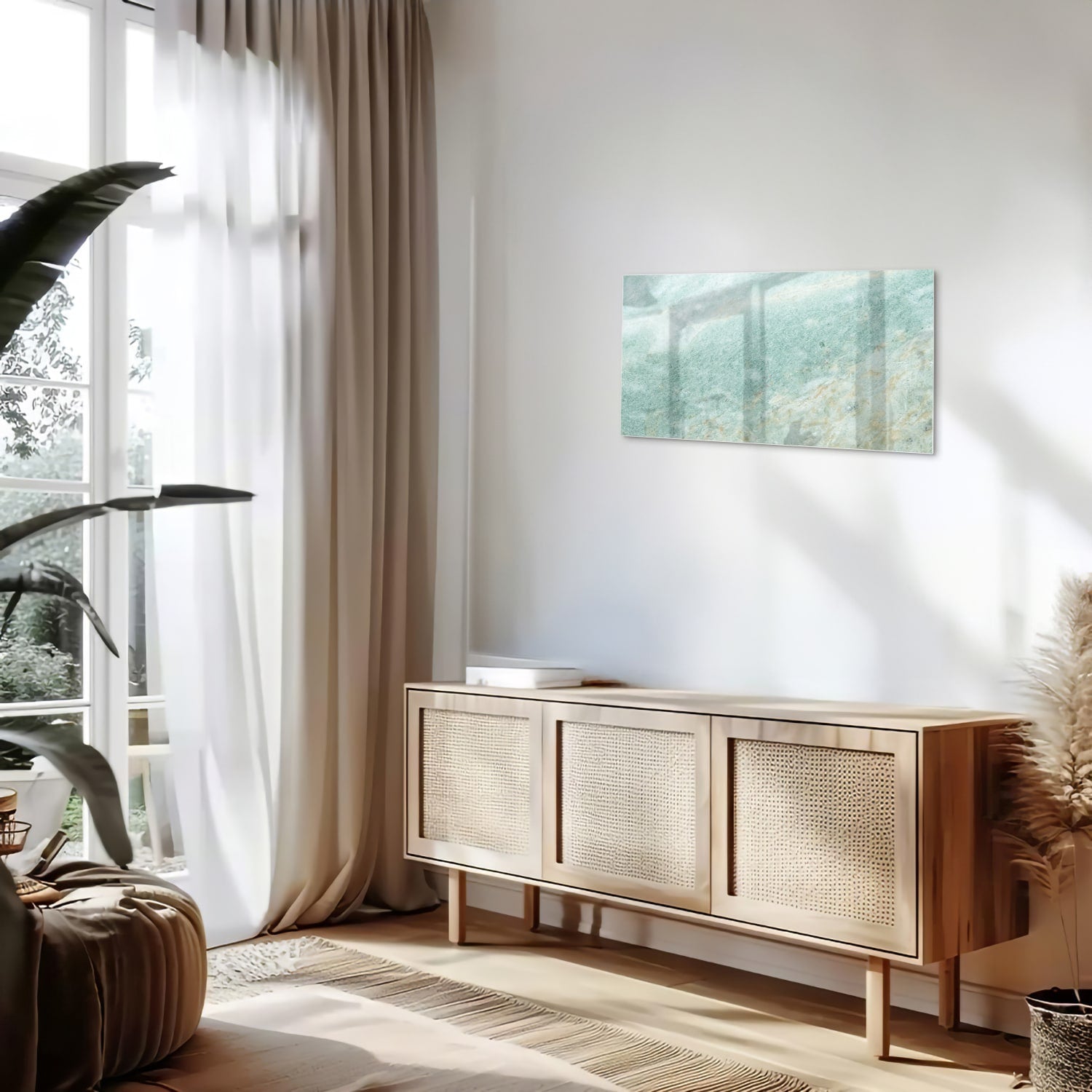 Abstract glazen schilderij in groentinten aan de muur in een moderne woonkamer.