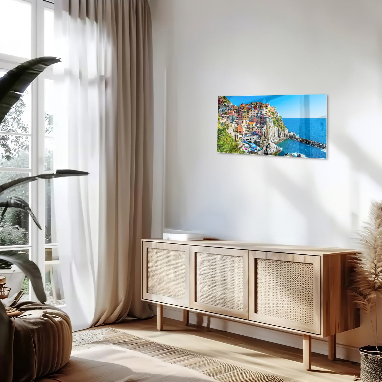 Glazen schilderij van een kleurrijke kustlijn met huizen aan de zee