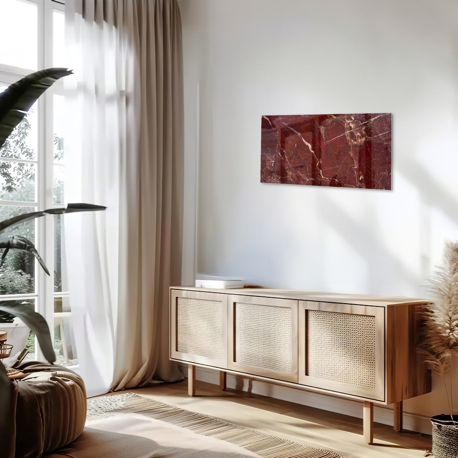 Rood glazen schilderij met marmerlook aan de muur boven een houten kast