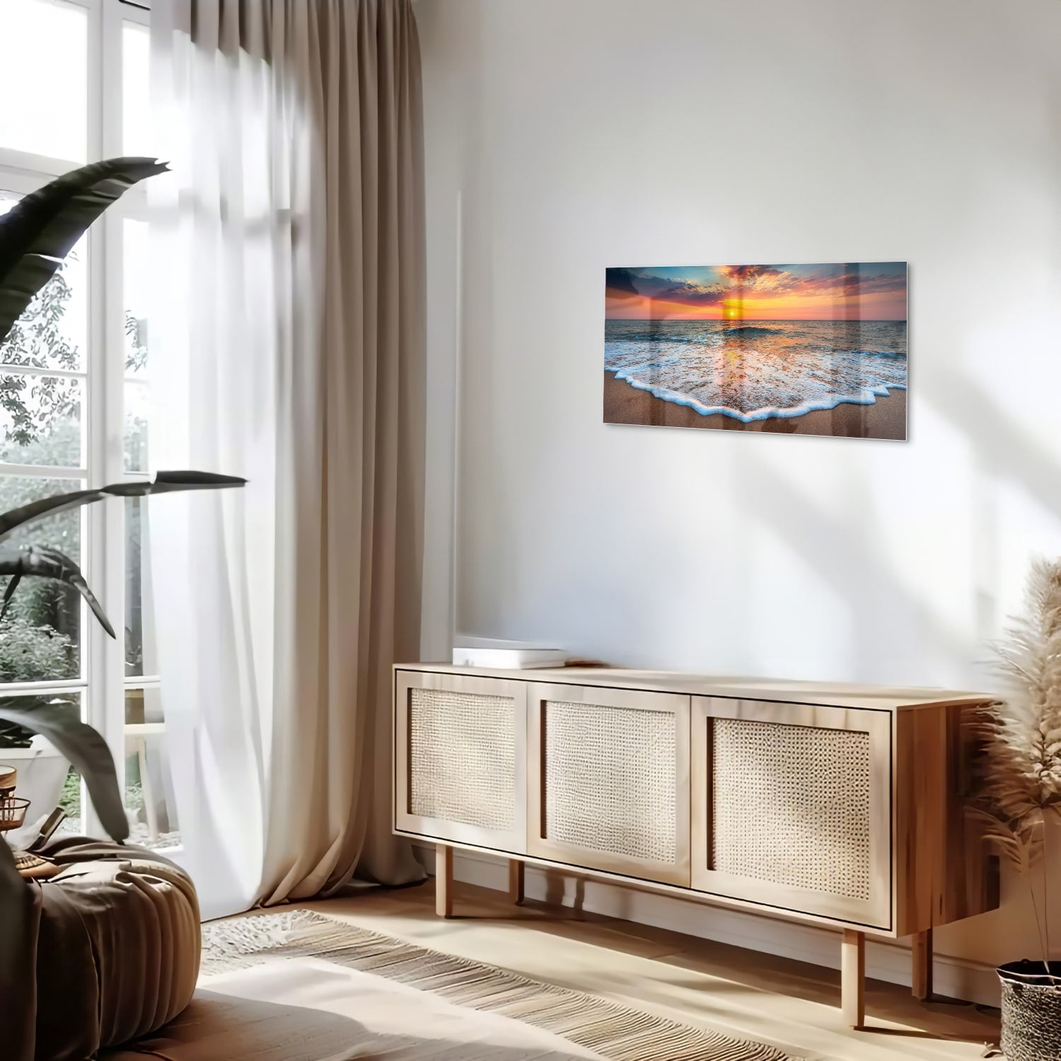 Glazen schilderij van een zonsondergang boven de zee met een warme kleurenpalet.