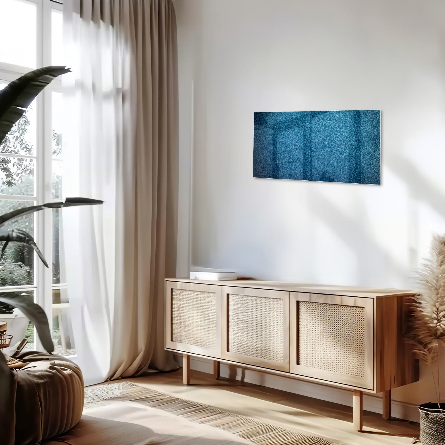 Blauw glazen schilderij met reflecties aan de muur in een moderne woonkamer.