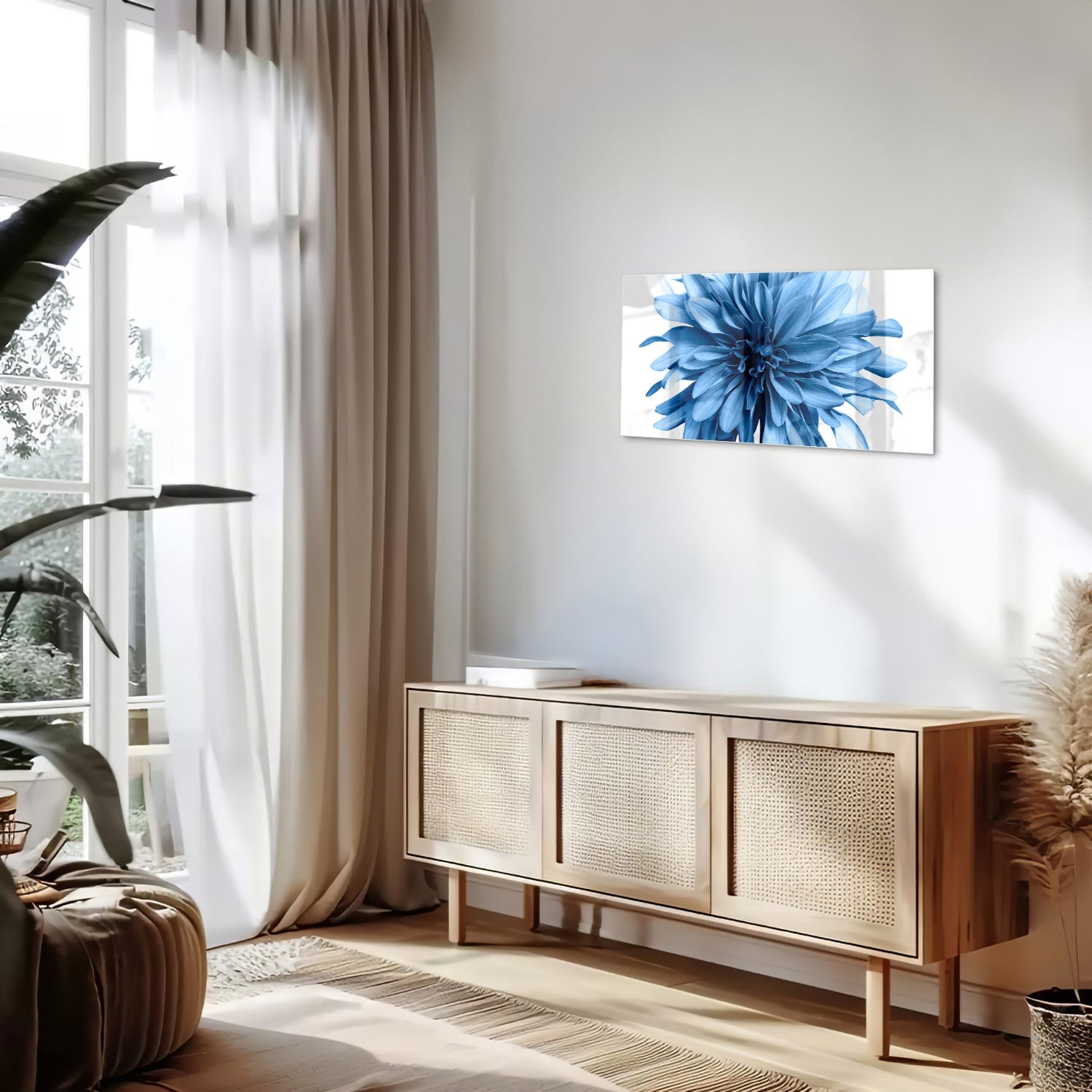 Glazen schilderij van een blauwe bloem in een moderne woonkamer