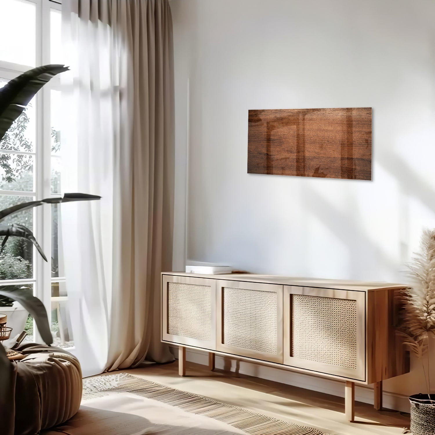 Glazen schilderij in warme houttint hangt boven een moderne kast in een woonkamer.