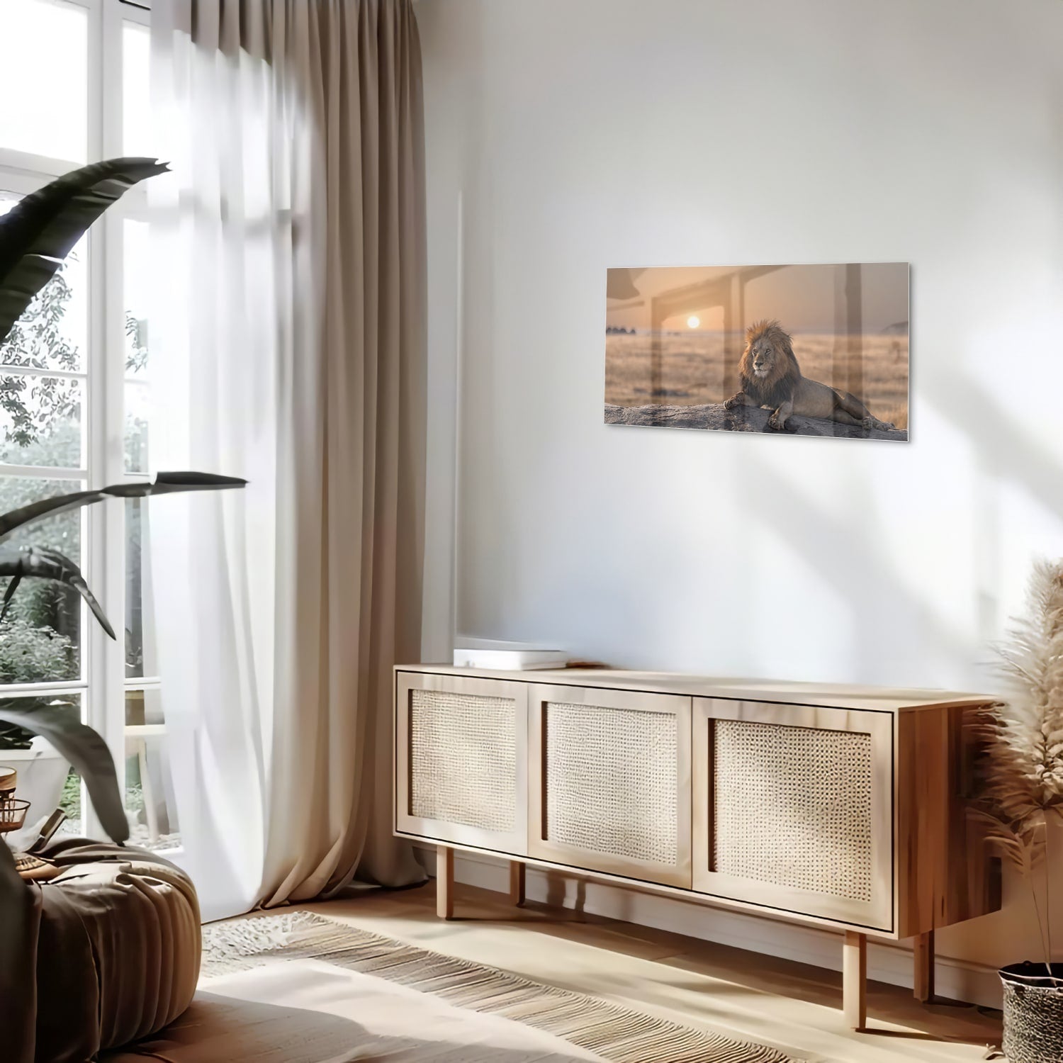 Glazen schilderij van een leeuw die op een rots ligt met zonsondergang op de achtergrond.