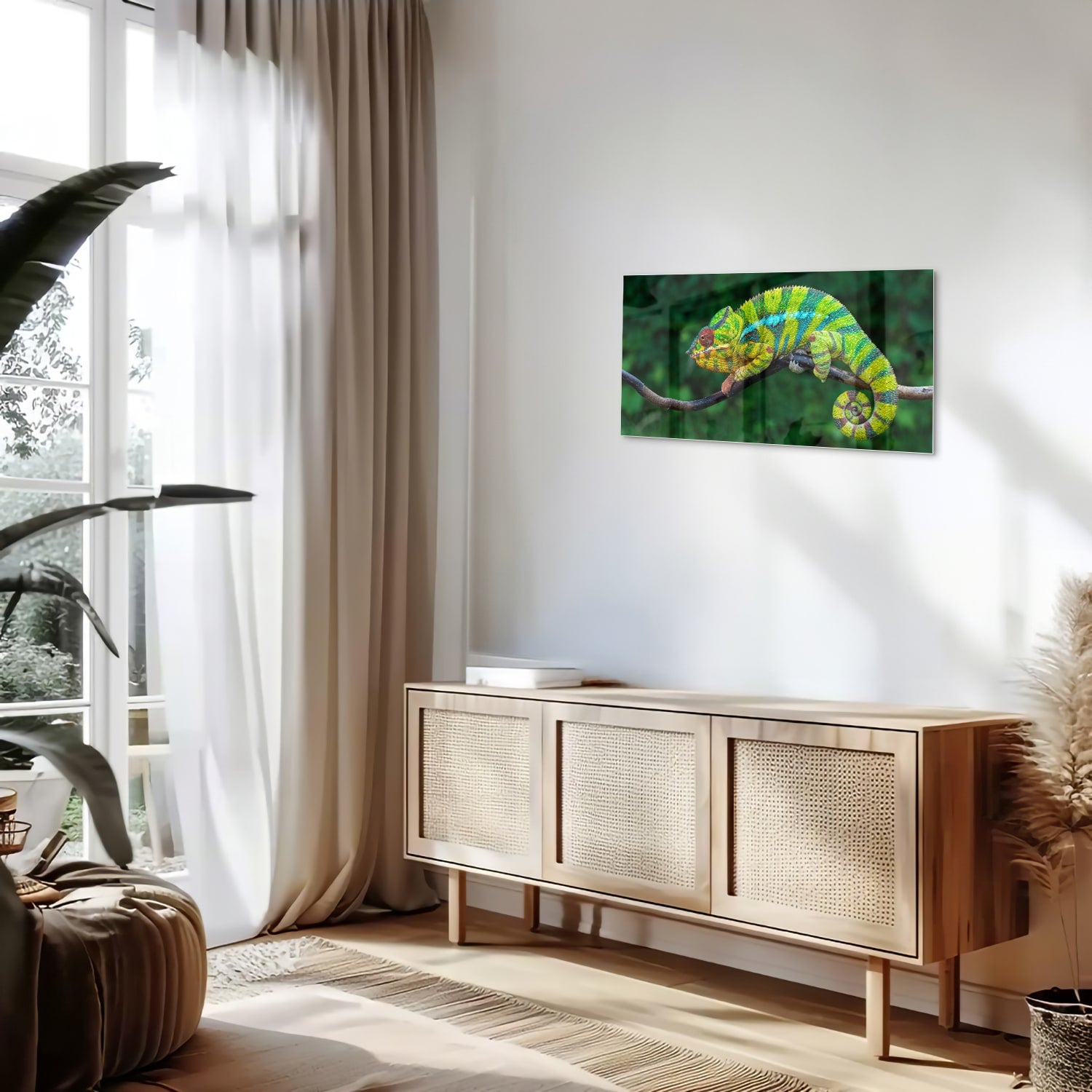 Glas schilderij van een kleurrijke kameleon op een tak met groene achtergrond.