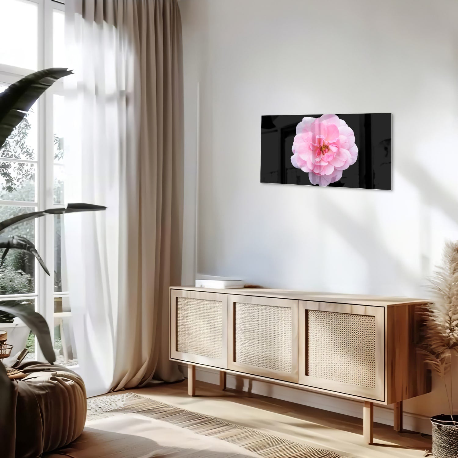 Glazen schilderij van een roze bloem op zwart glas, geschikt voor moderne interieurs.