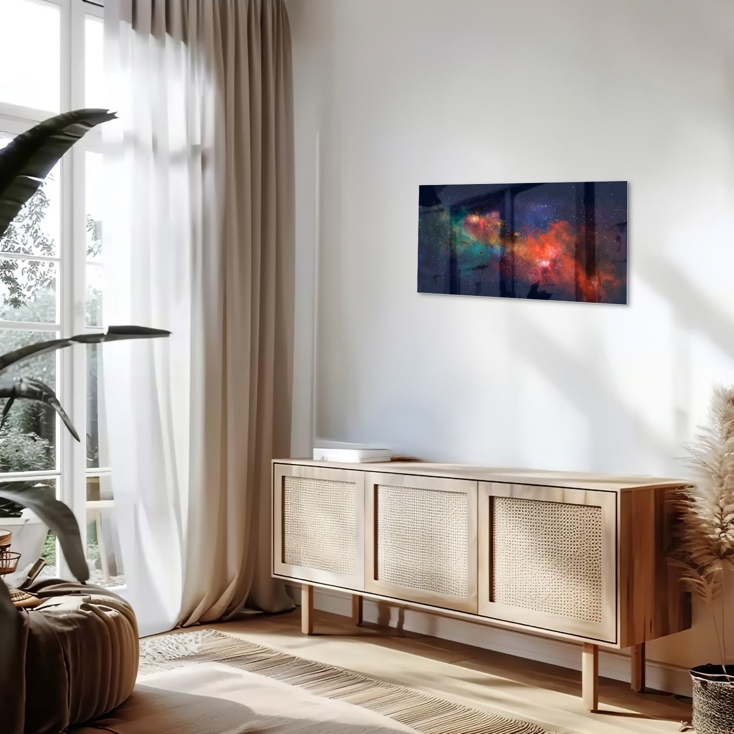 Glazen schilderij van een sterrenstelsel in levendige kleuren aan de muur.