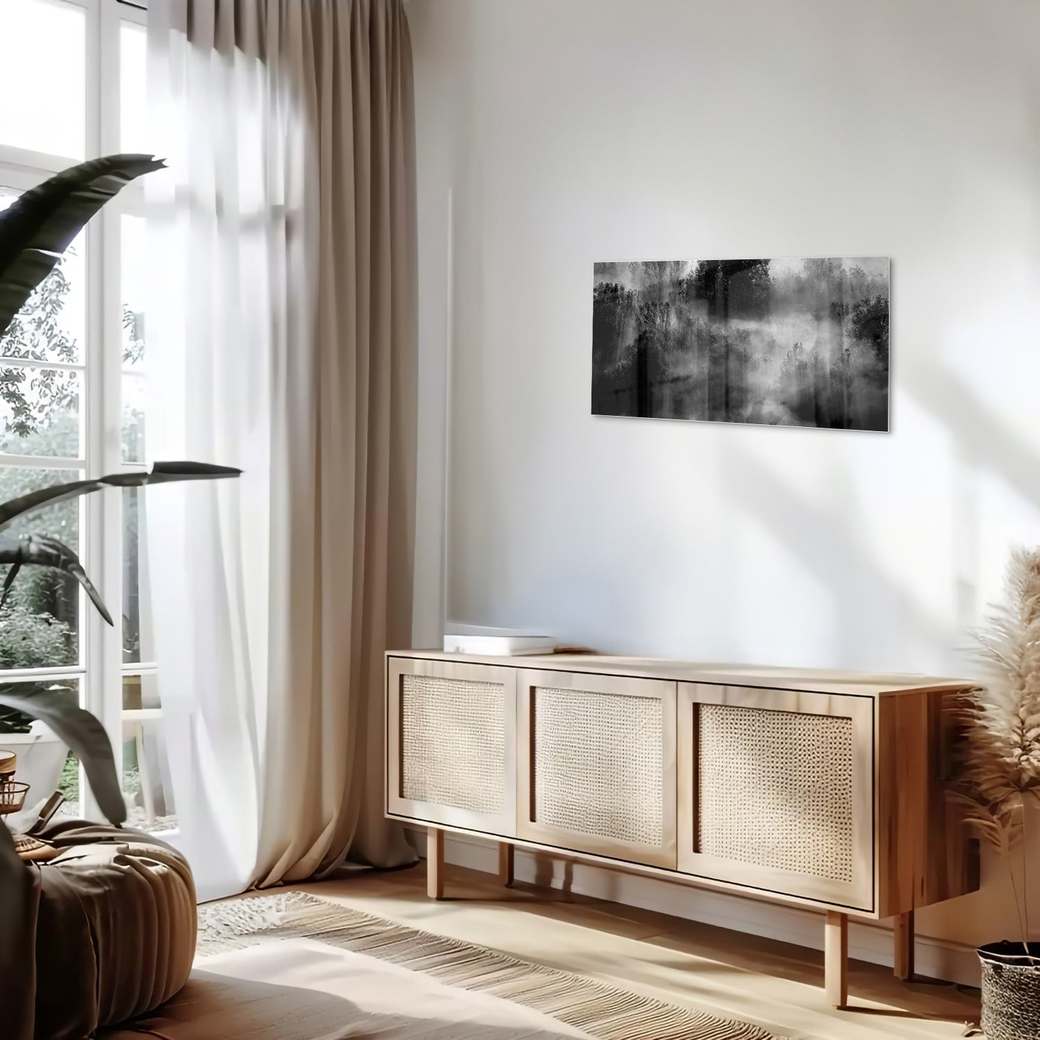 Glazen schilderij met een abstract zwart-wit landschap van bomen in de mist.