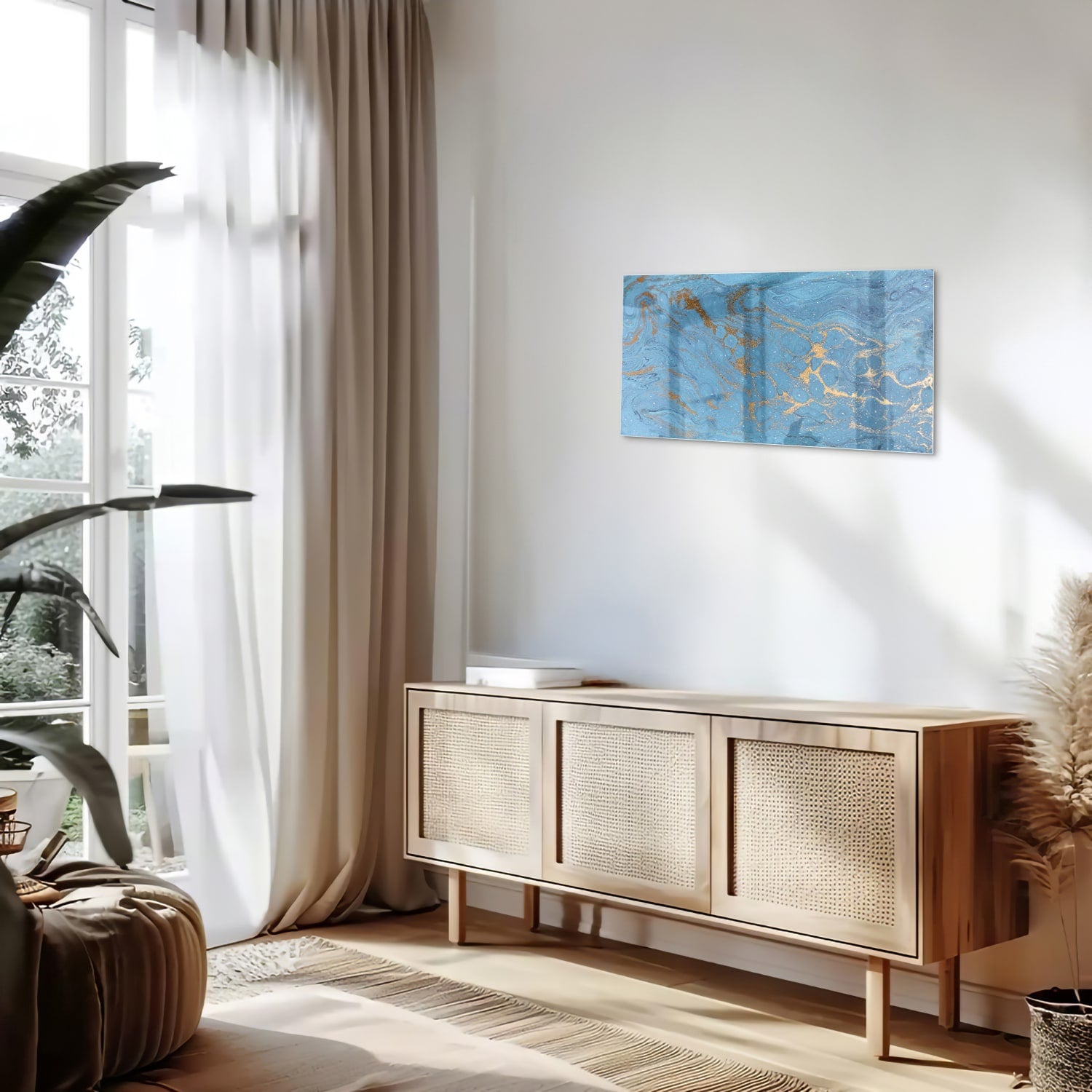 Glazen schilderij met blauw en gouden patronen aan de muur boven een houten kast.