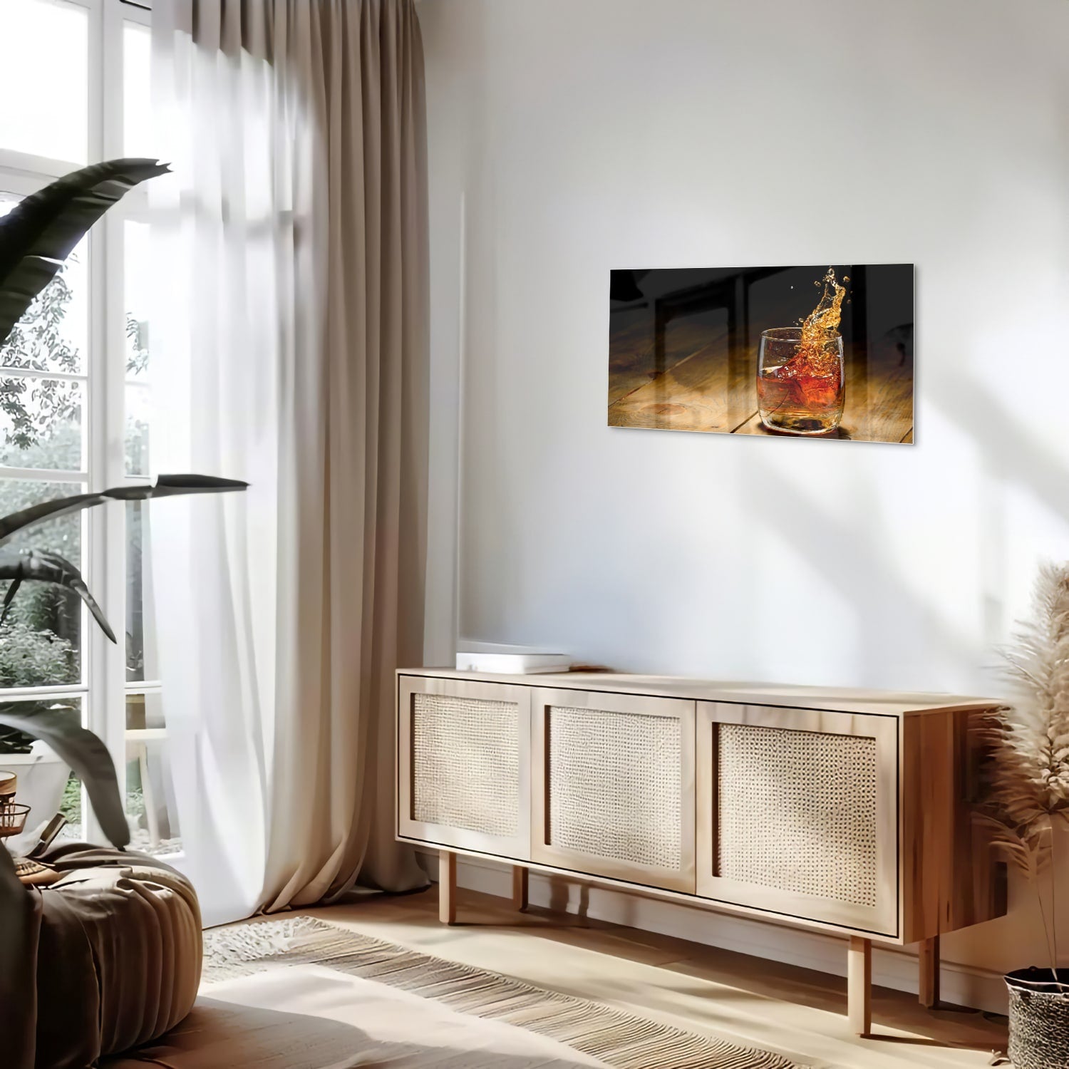 Glazen schilderij met een glas en spetterende drank op een houten tafel.