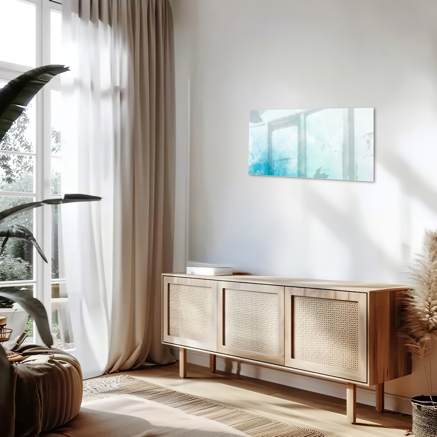 Abstract glazen schilderij met blauwe en turquoise tinten aan de muur.