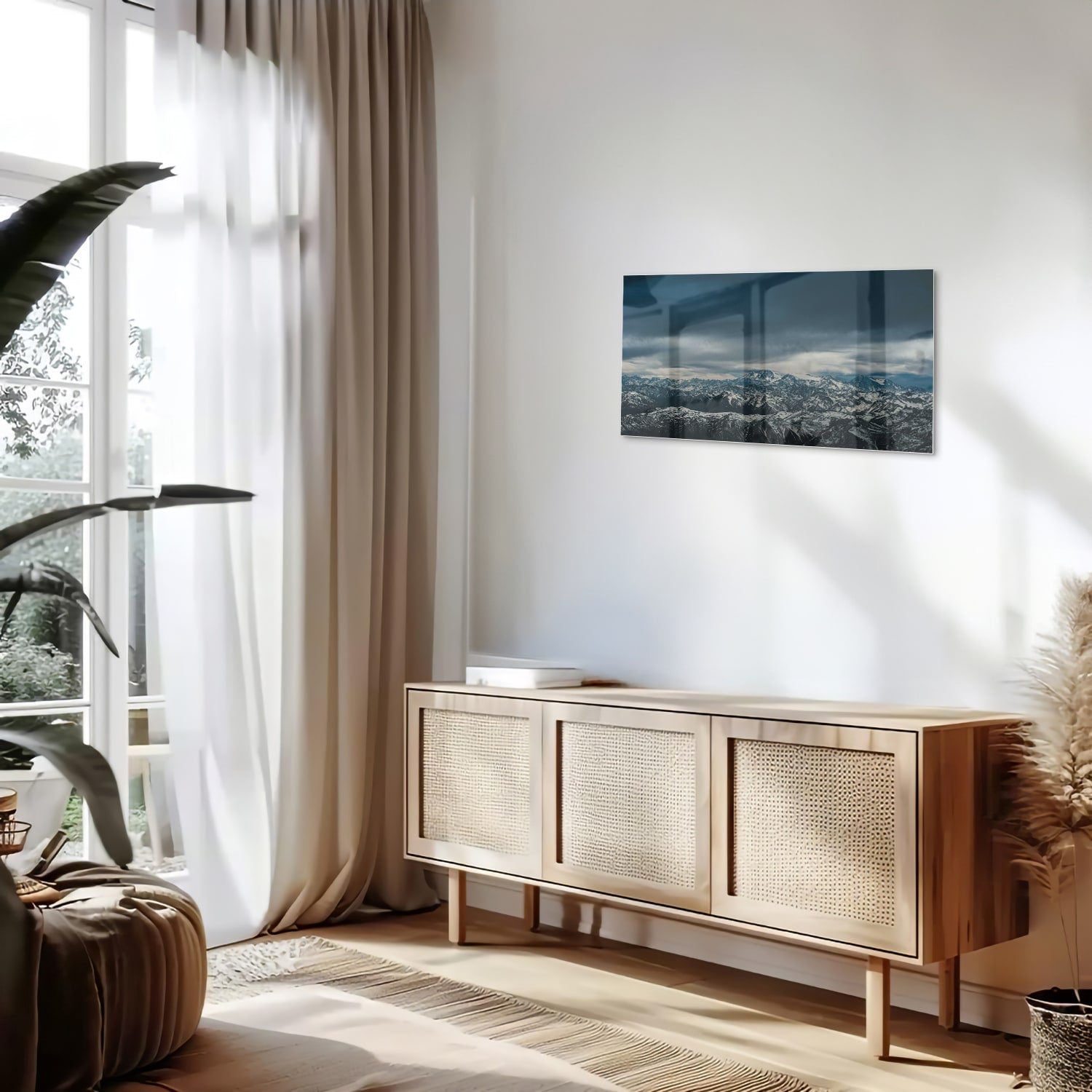 Glazen schilderij van een majestueus berglandschap met sneeuwtoppen