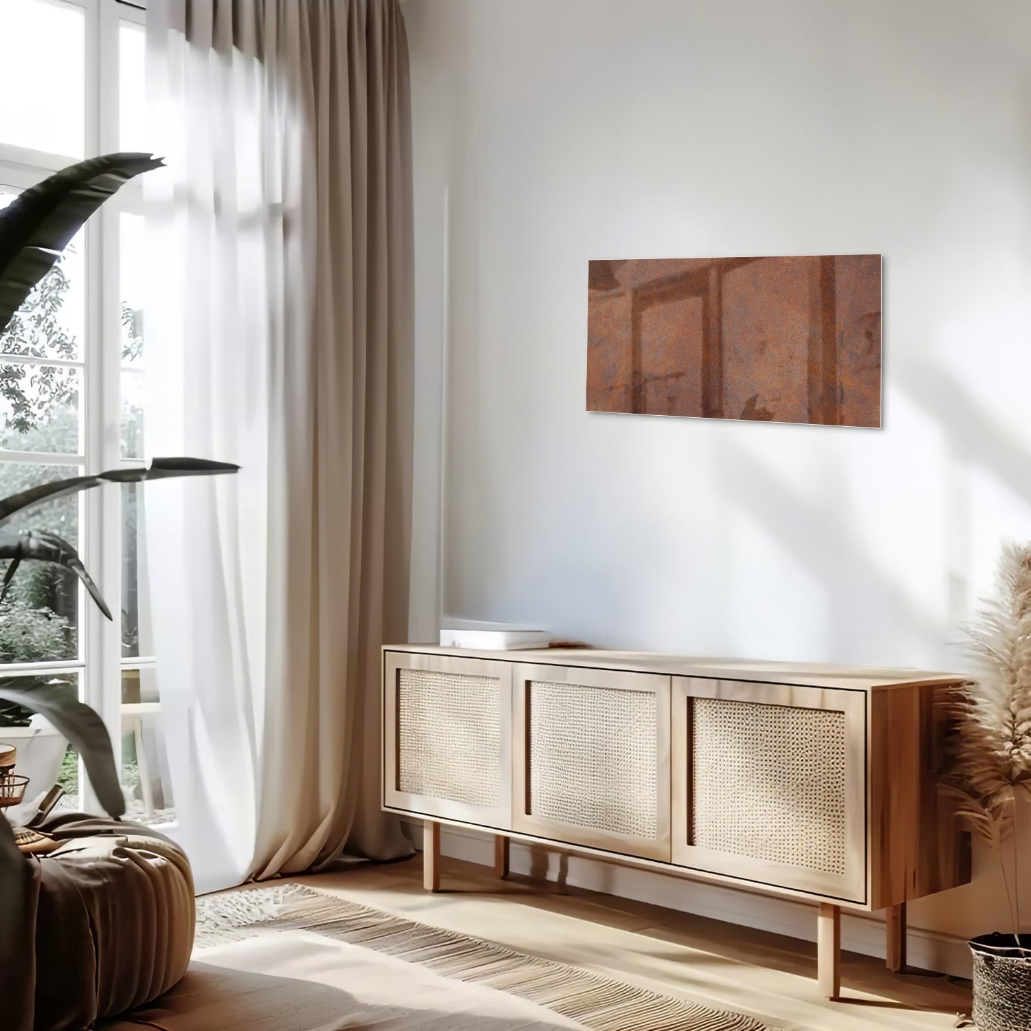 Abstract glazen schilderij met aardetinten boven een houten meubel.