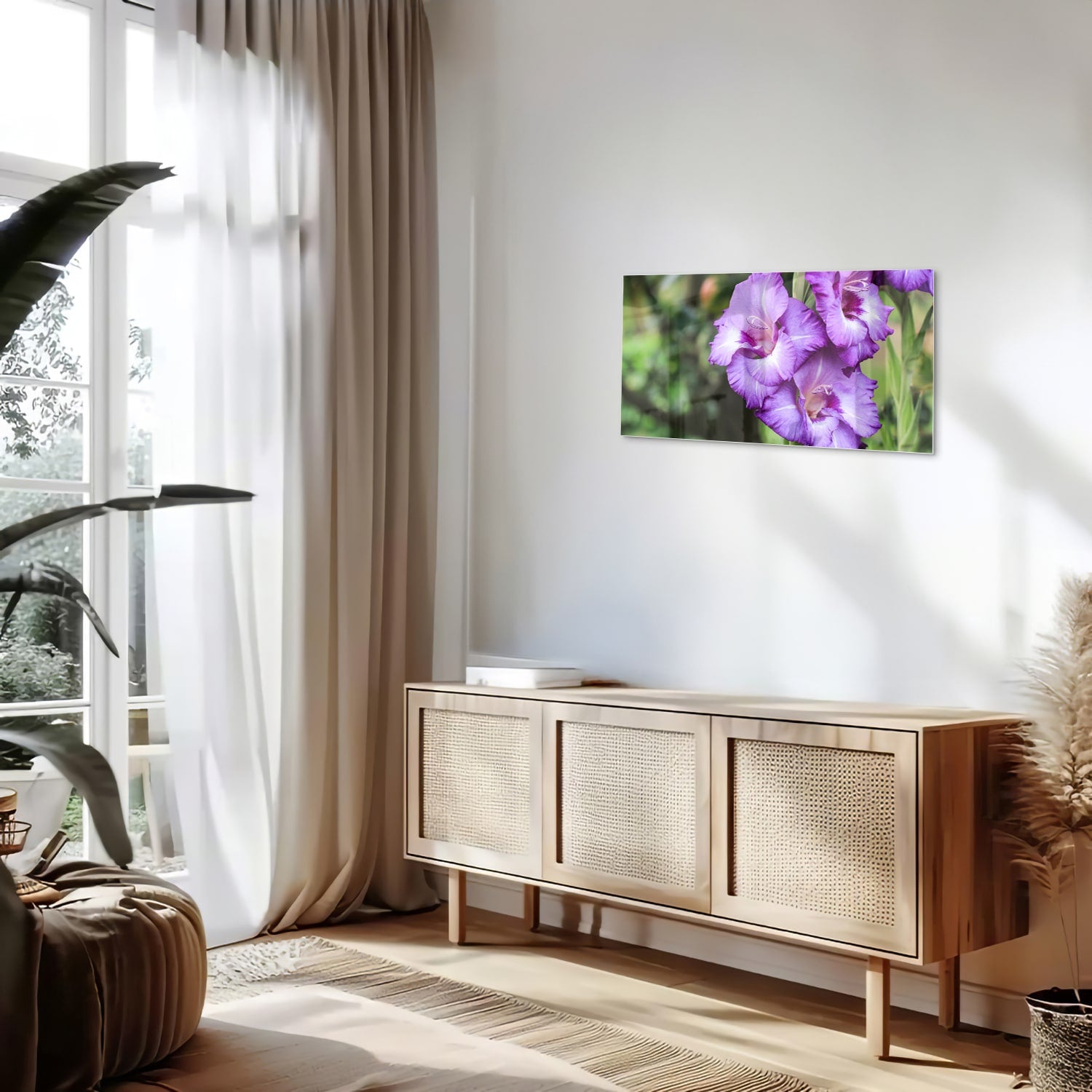 Glazen schilderij van paarse gladiolen aan de muur in een moderne woonkamer.