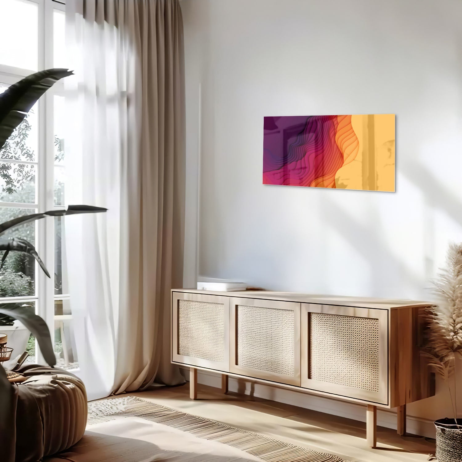 Abstract glazen schilderij met paarse en oranje golven aan de muur.
