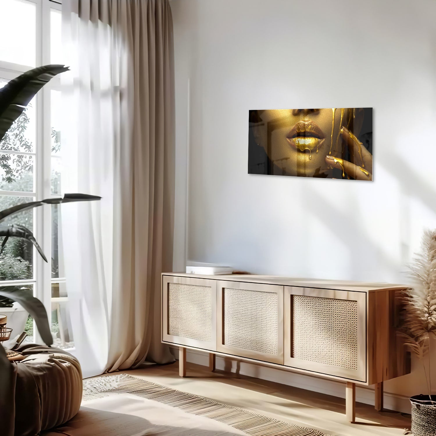 Gouden glazen schilderij van lippen met glanzende vloeistof op een muur.