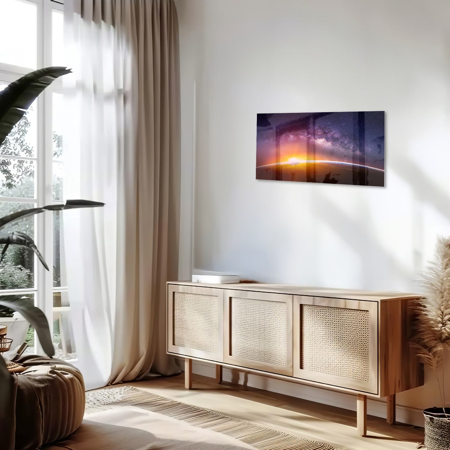 Glazen schilderij van een sterrenhemel met zonsondergang, hangt aan de muur in een stijlvolle woonkamer.