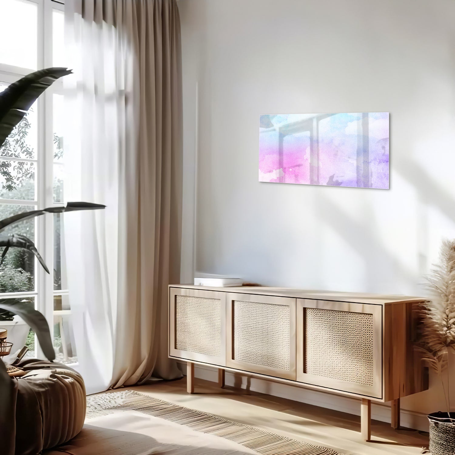 Abstract glazen schilderij met paarse en blauwe tinten aan de muur.