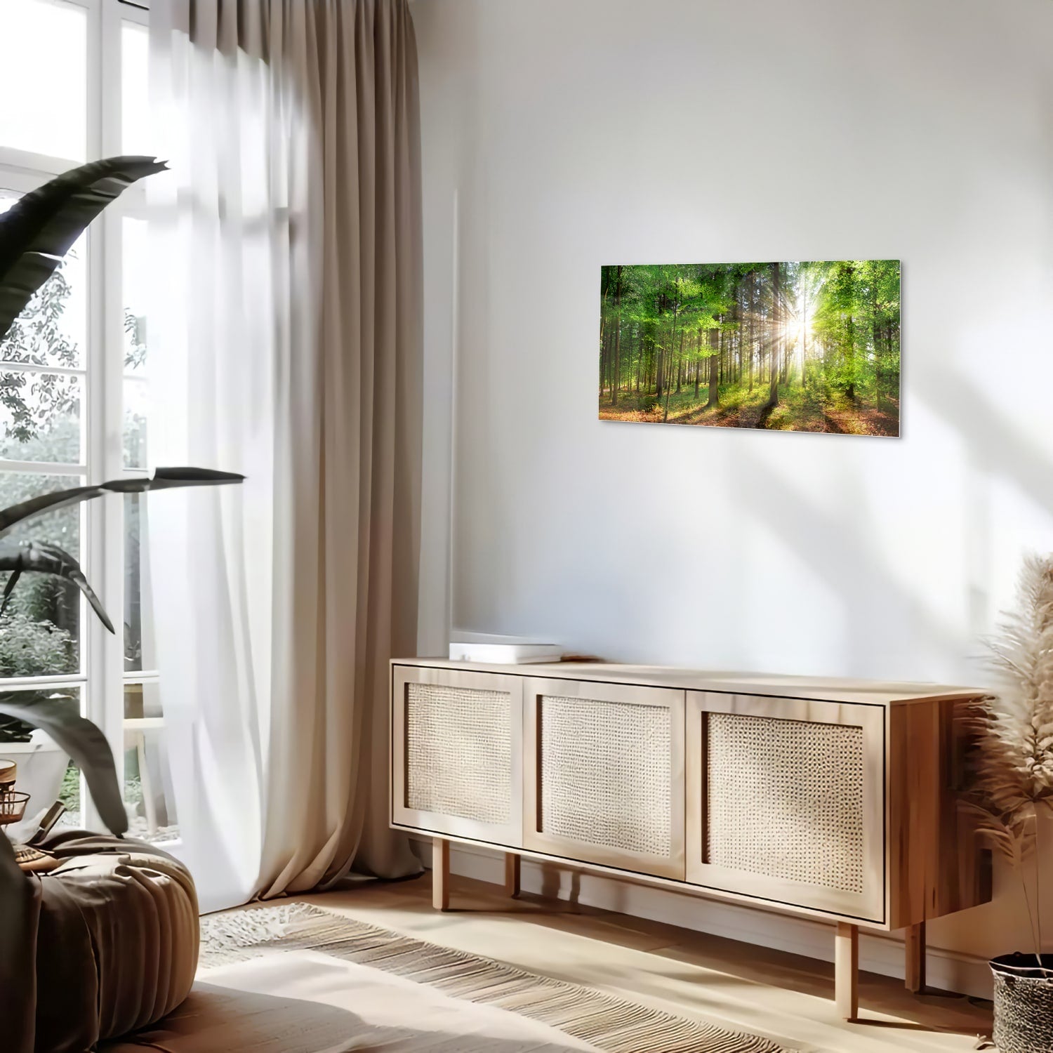 Glazen schilderij van een bos met zonnestralen op een muur.
