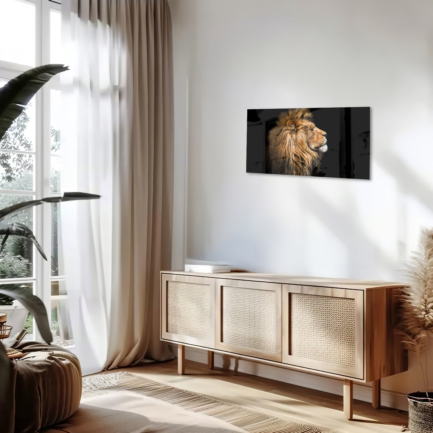 Glazen schilderij van een leeuw met rijke, gouden manen tegen een zwarte achtergrond.