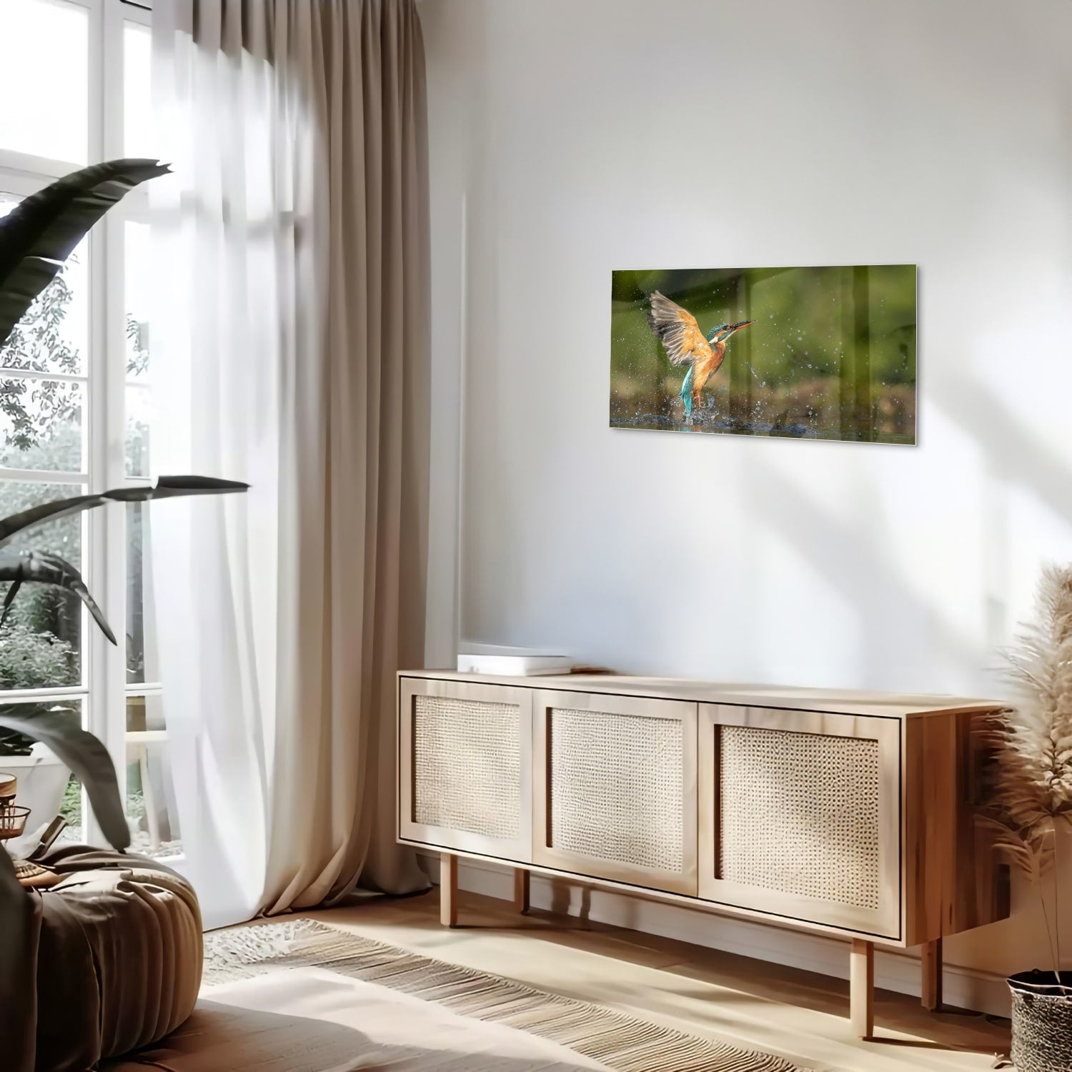 Glazen schilderij van een ijsvogel die in het water duikt