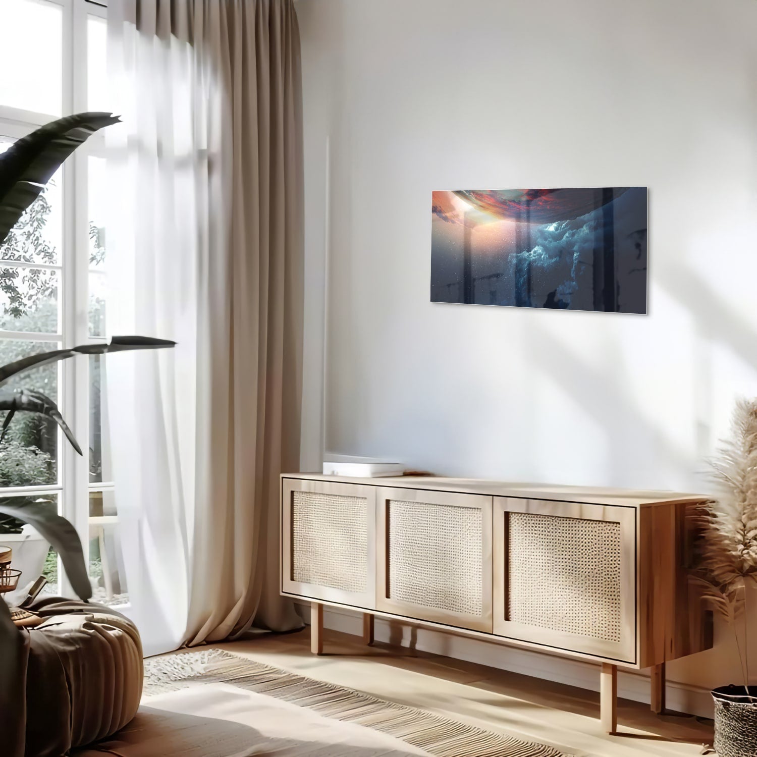 Glazen schilderij met een kosmisch uitzicht en kleurrijke lucht in woonkamer.