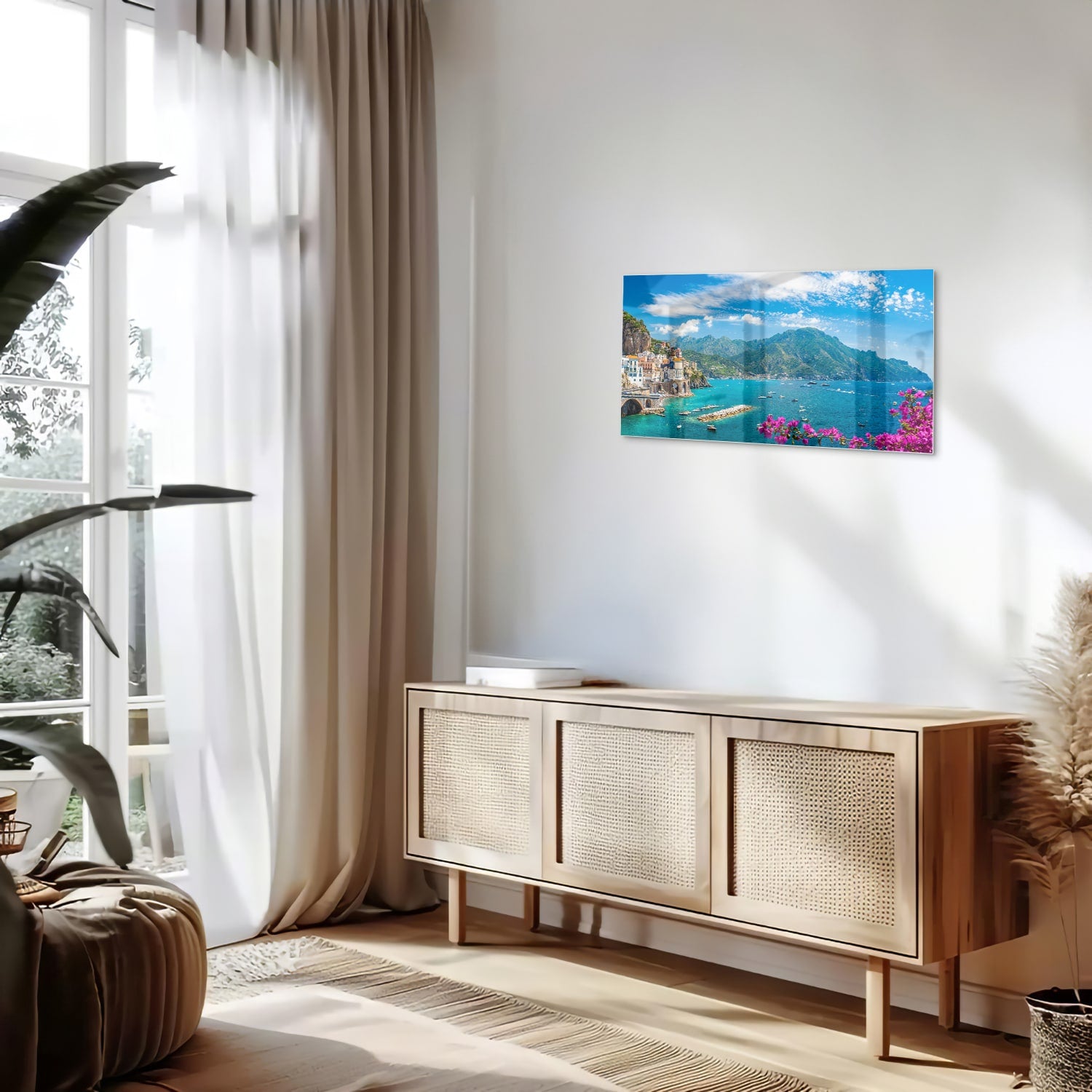 Glazen schilderij van een kustlandschap met blauwe zee en groene bergen.
