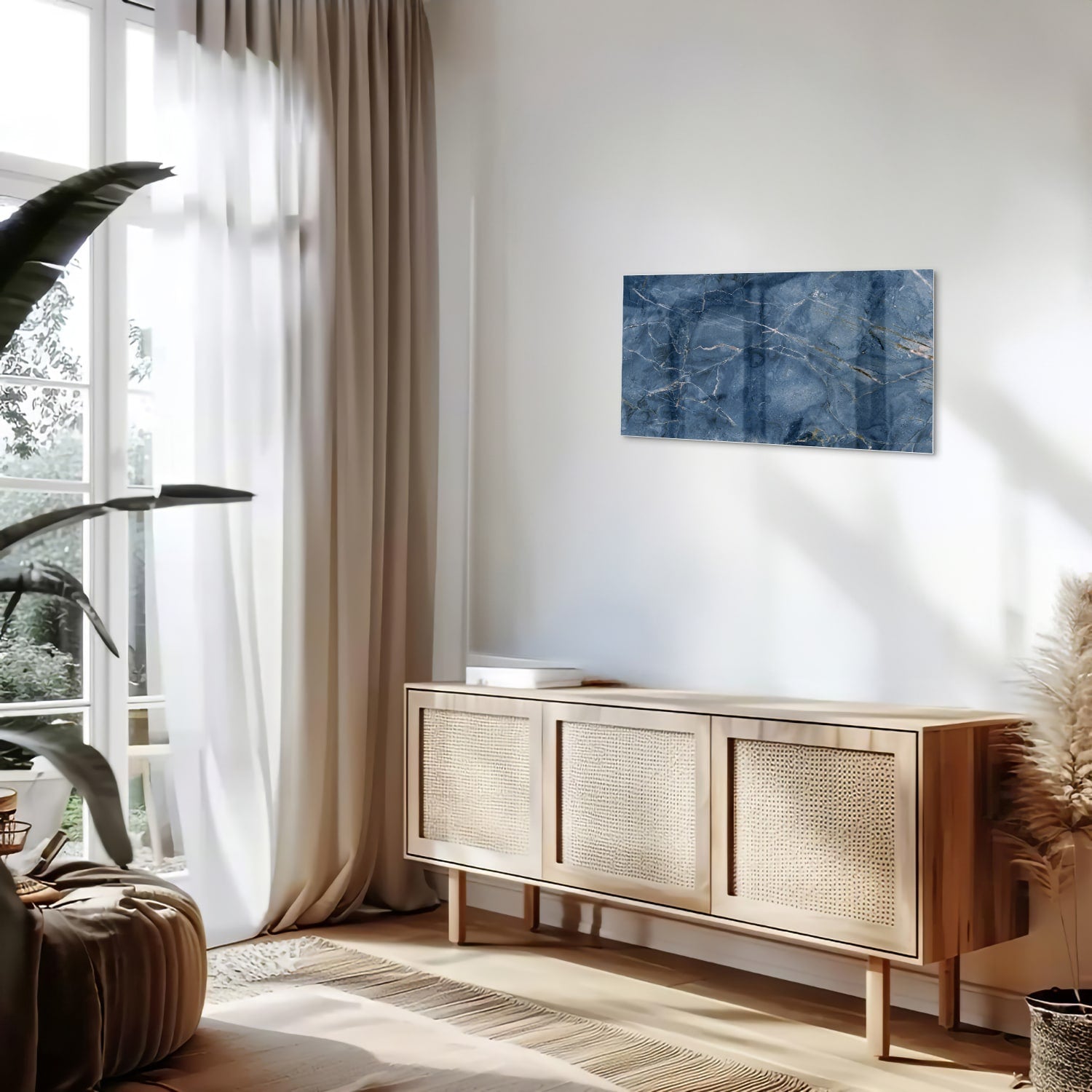 Diepblauw glazen schilderij met marmerstructuur aan de muur