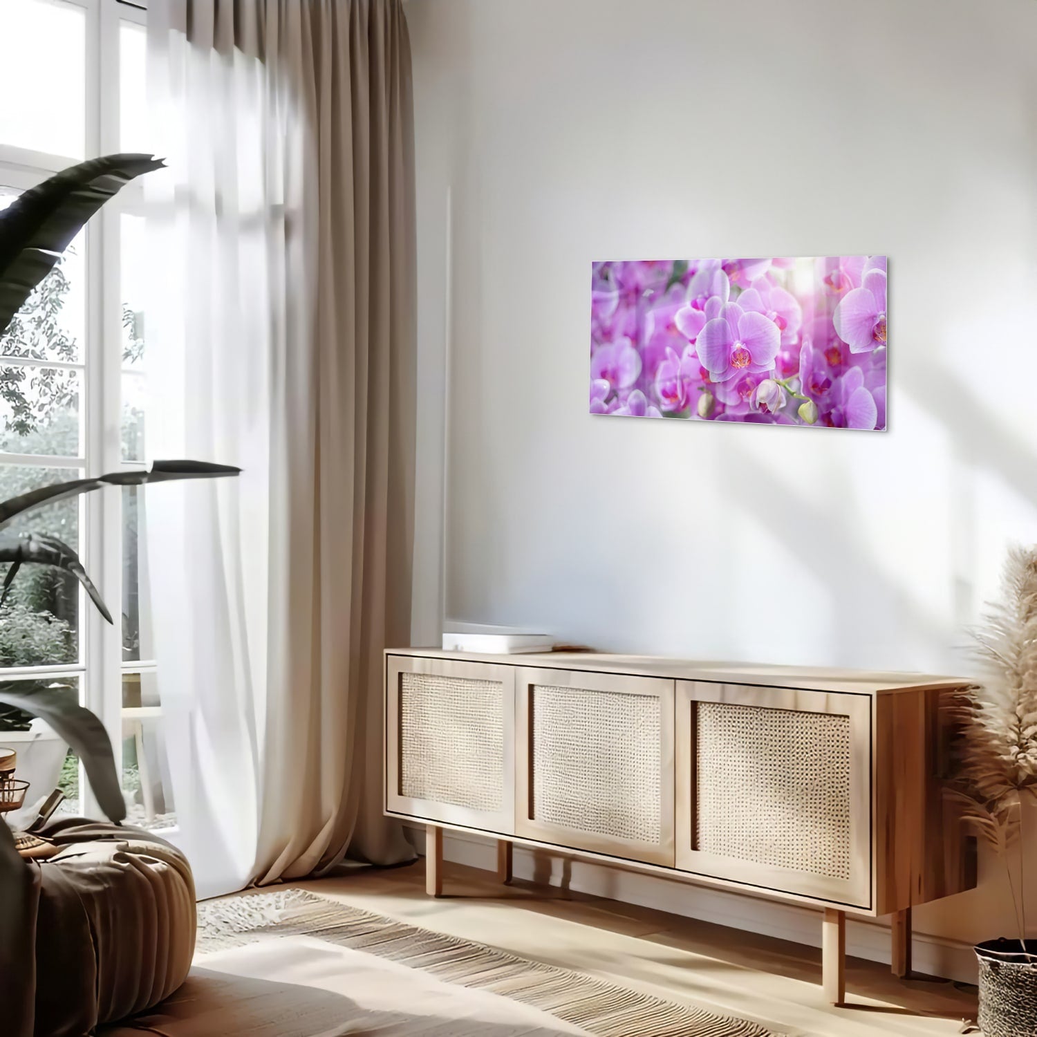 Glazen schilderij met een close-up van paarse orchideen in een mooi interieur