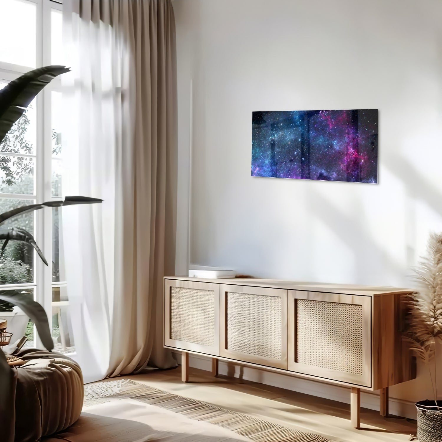 Glazen schilderij van het universum met kleurrijke sterren en nevels.