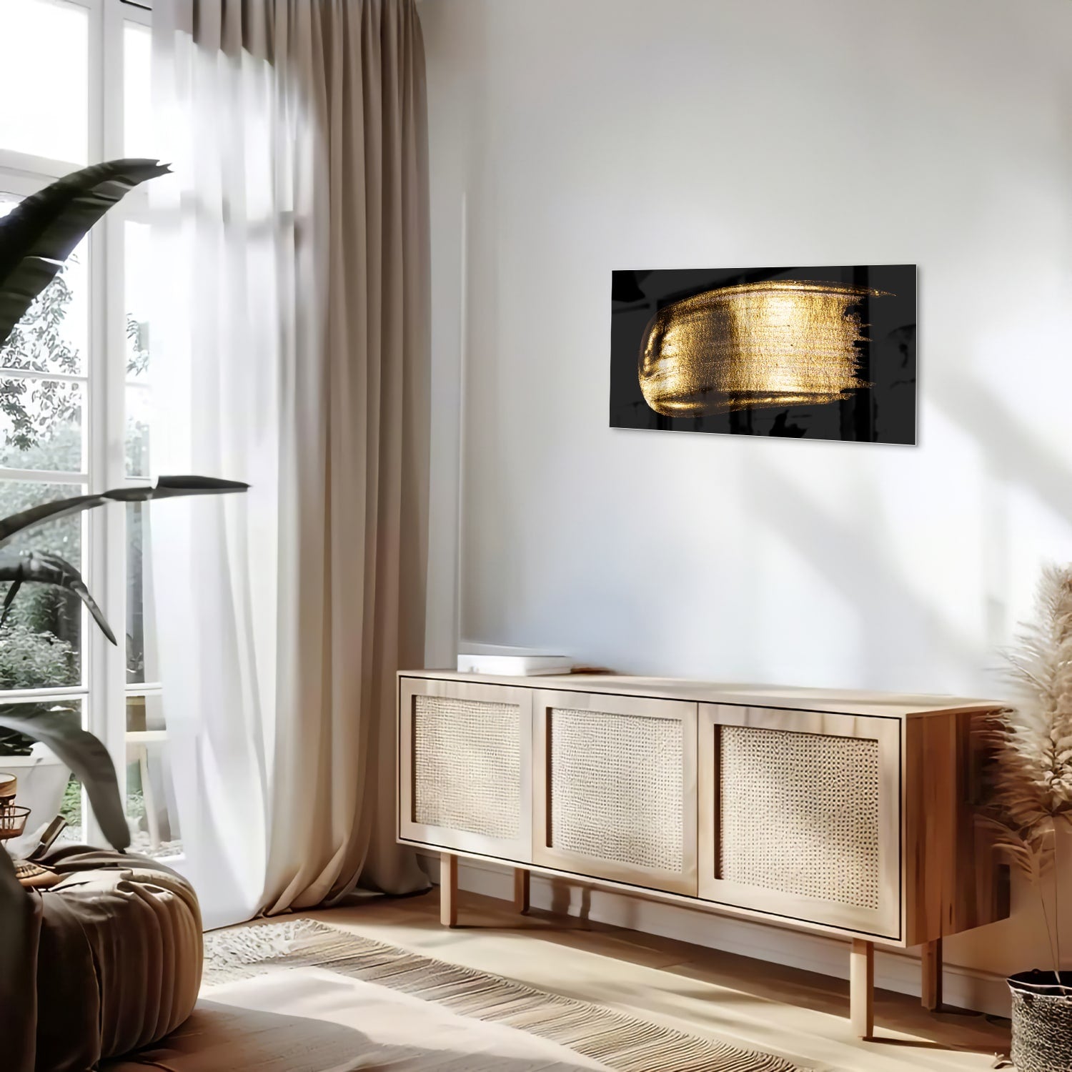 Abstract glazen schilderij met gouden penseelstreek op een zwarte achtergrond.