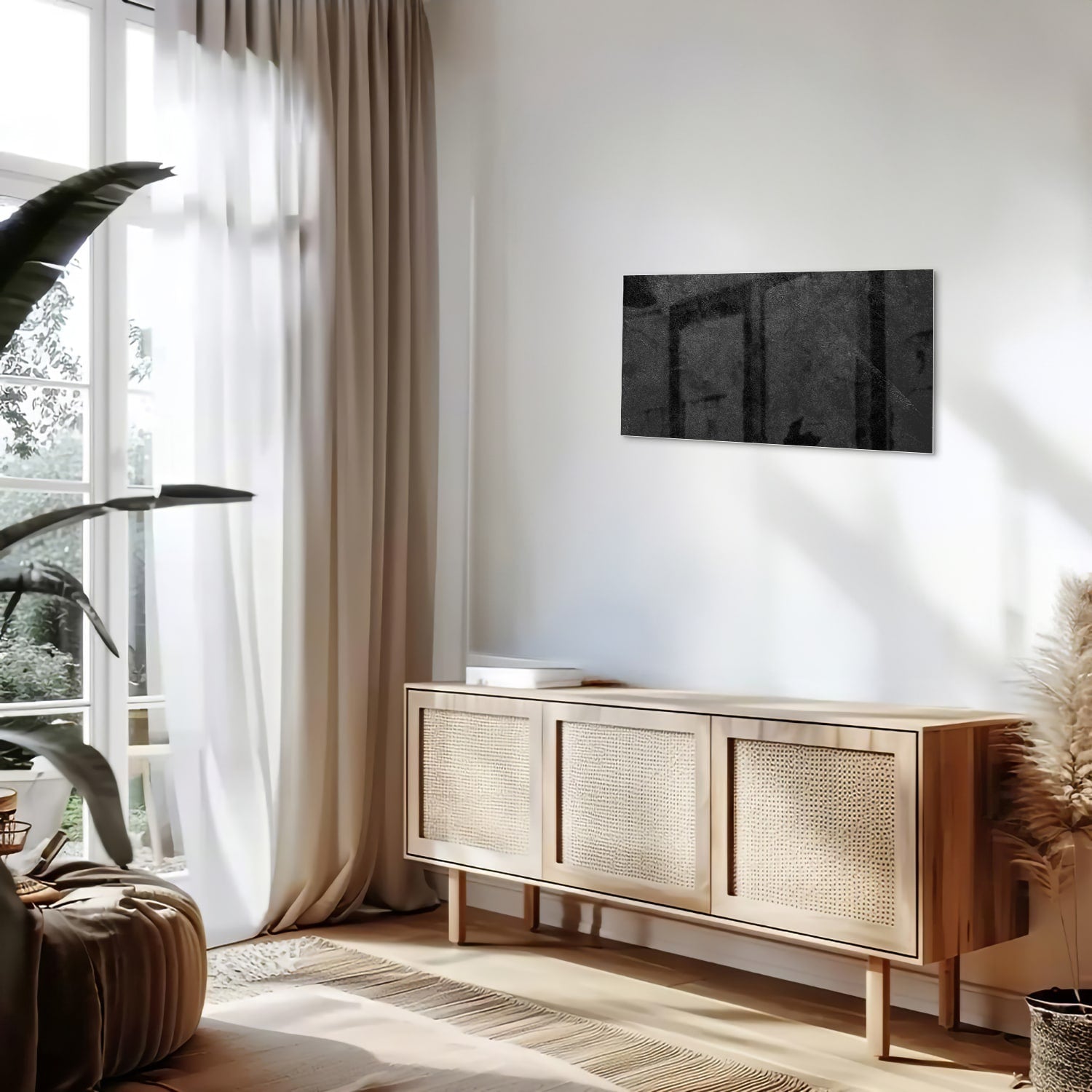 Abstract glazen schilderij in zwart en grijs aan de muur boven een houten kast.