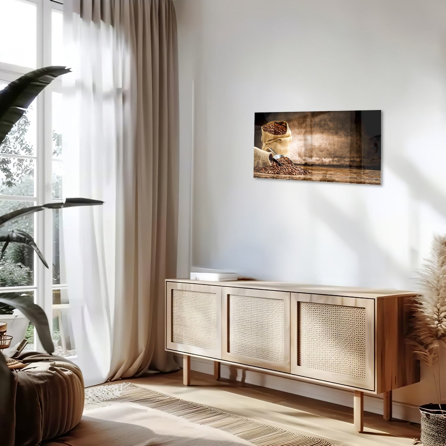 Glazen schilderij met koffiezakken en koffiebonen op een muur.