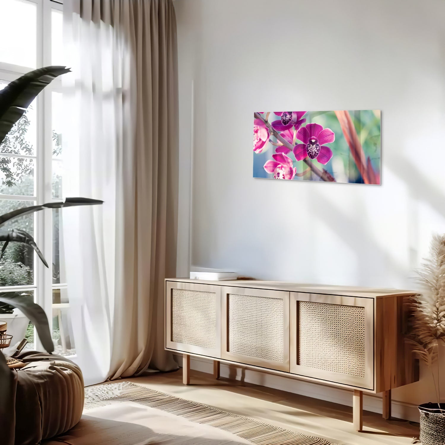 Glazen schilderij van paarse orchideen aan de muur in sfeervolle woonkamer.