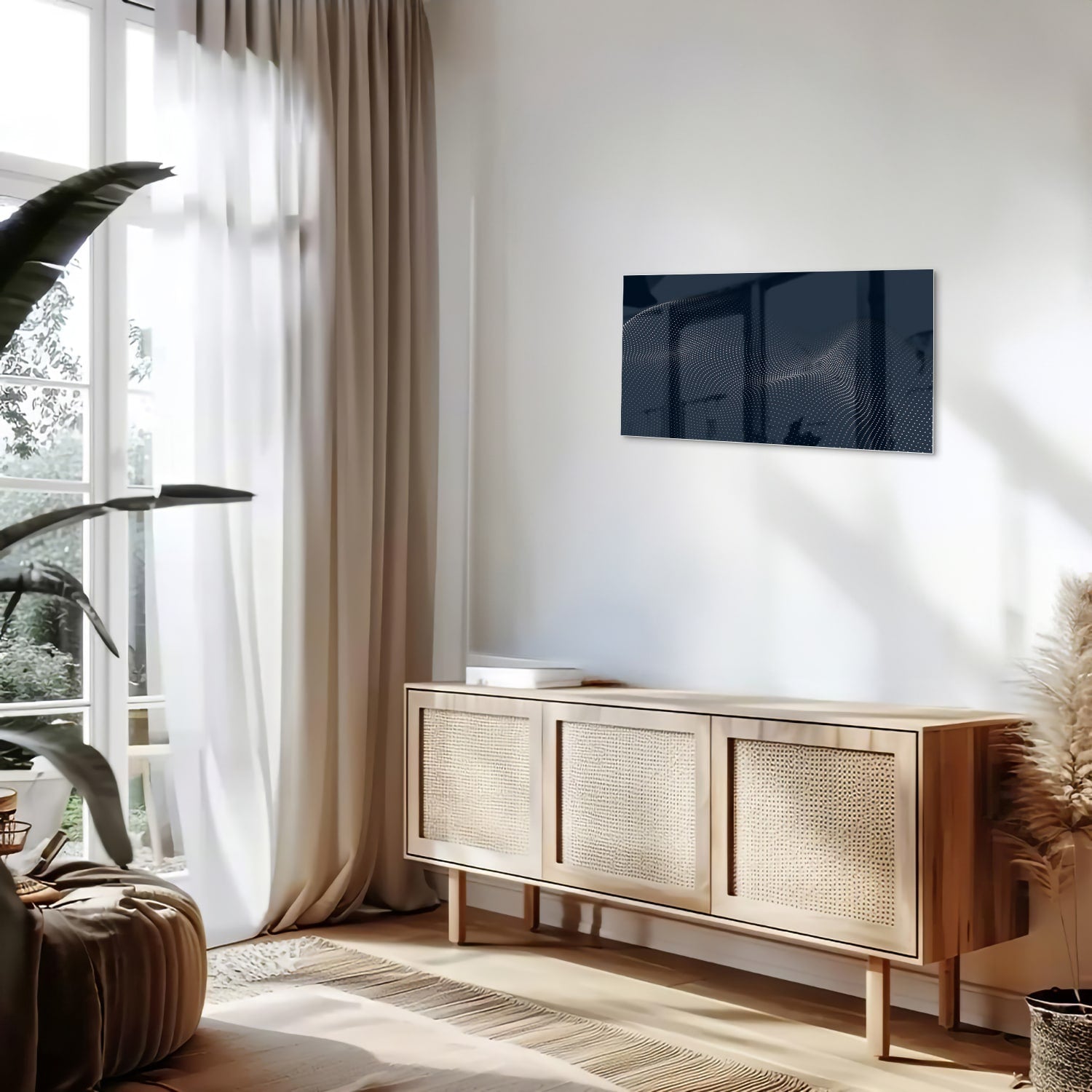 Diepblauw glazen schilderij aan de muur boven een houten kast in een woonkamer