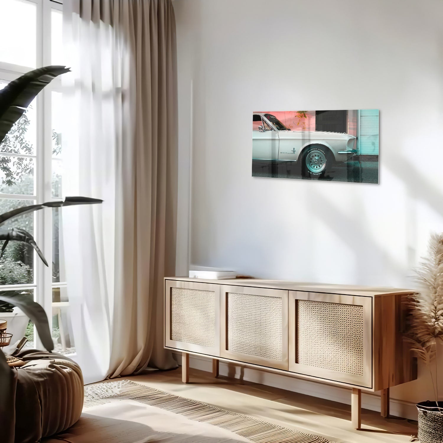 Glazen schilderij van een vintage auto in een sfeervol interieur