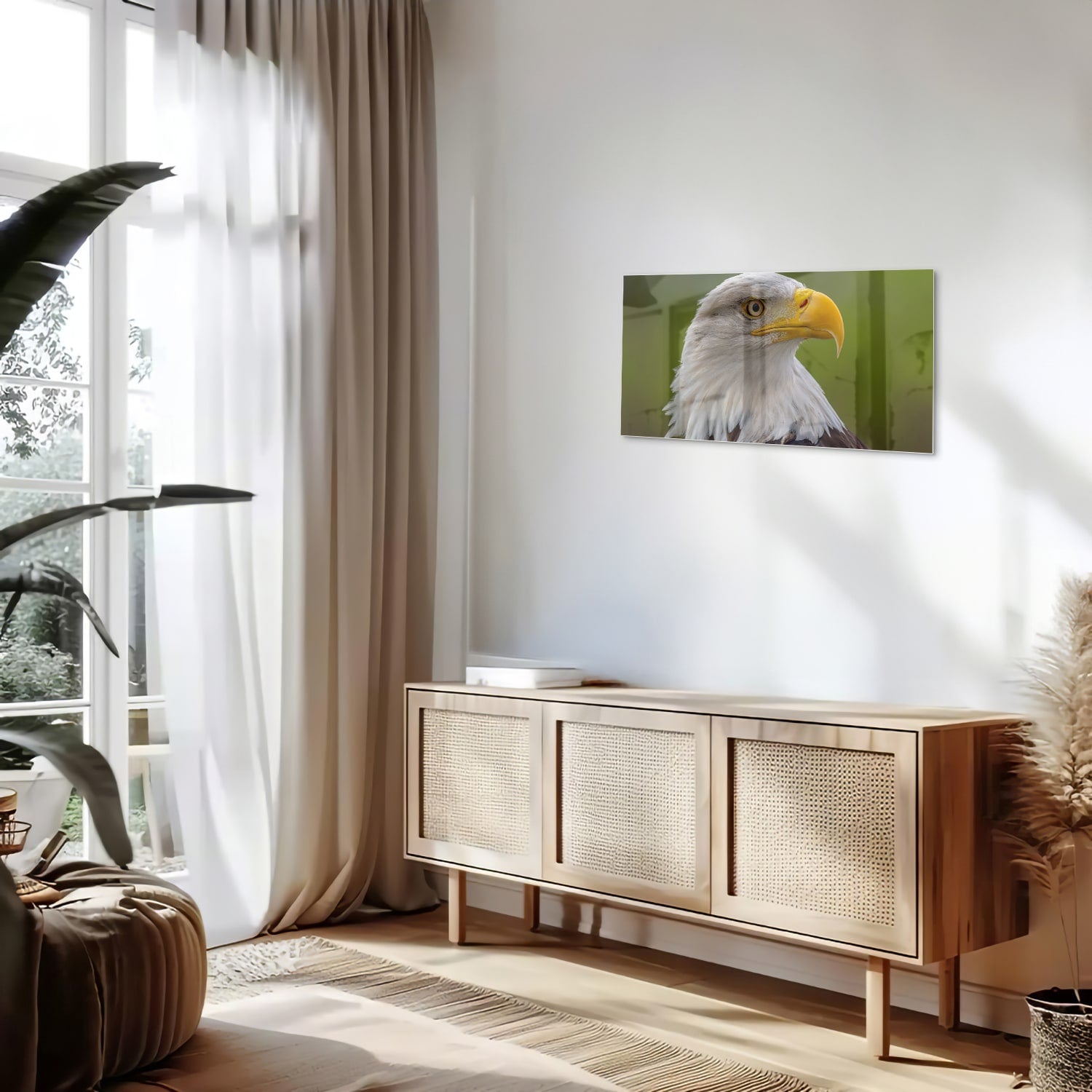 Een prachtig glazen schilderij van een Amerikaanse zeearend met een groene achtergrond.