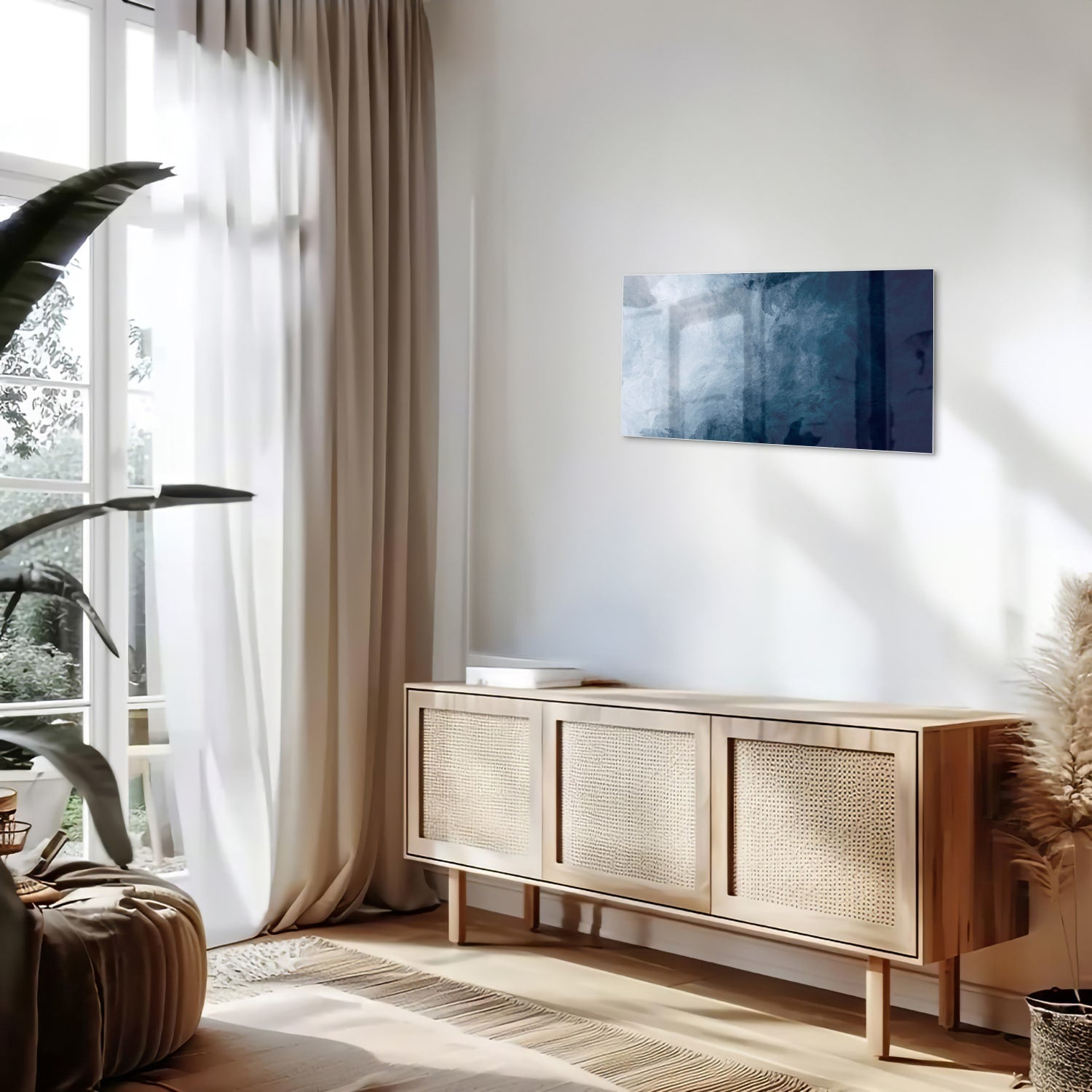 Abstract blauw glas schilderij aan de muur bij een houten meubel.