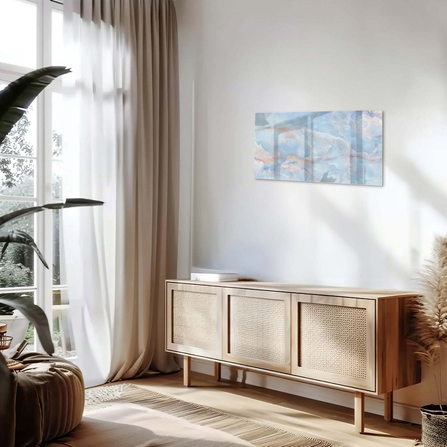 Abstract glazen schilderij in blauw en aardetinten aan de muur.