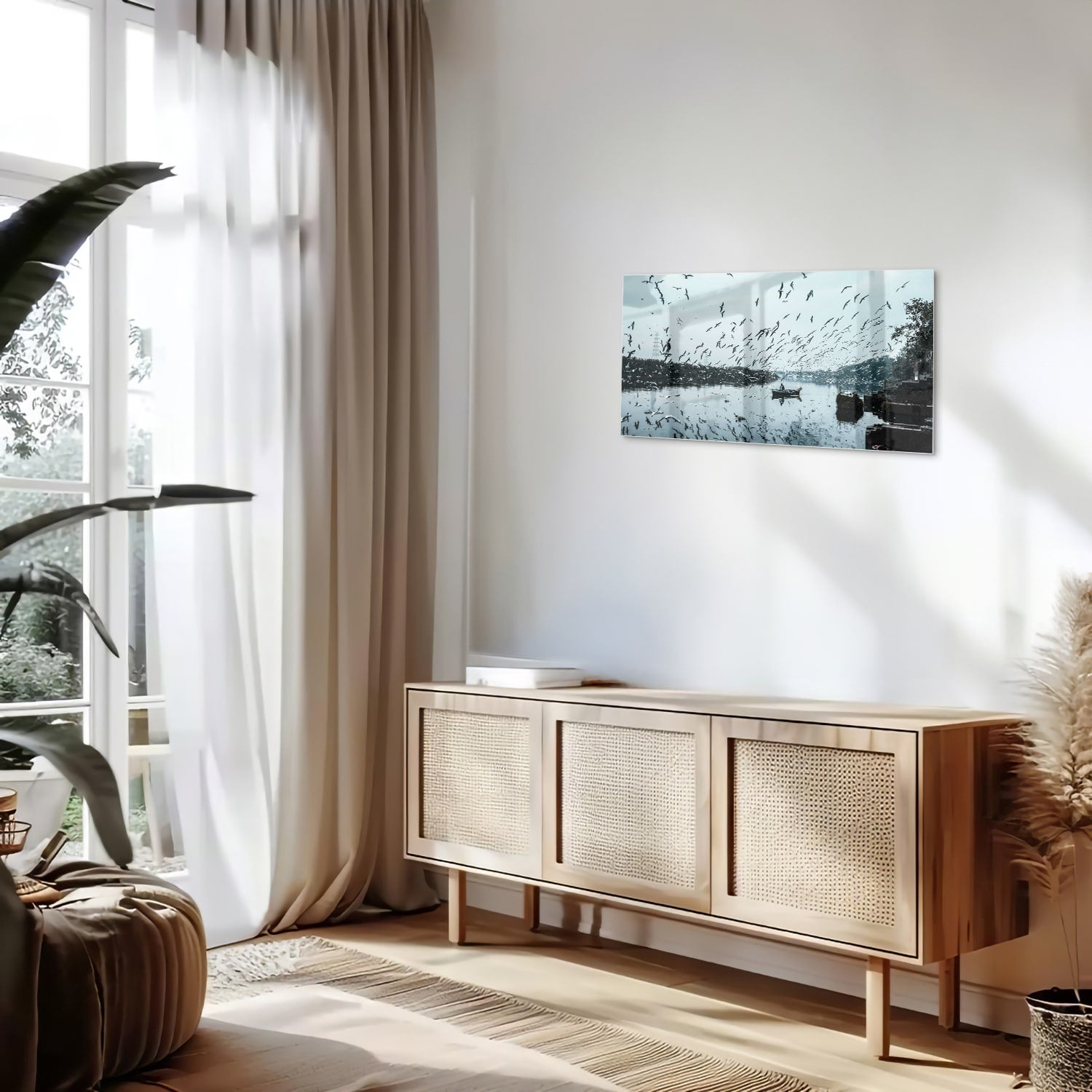 Glazen schilderij van vogels boven kalm water met reflecties.