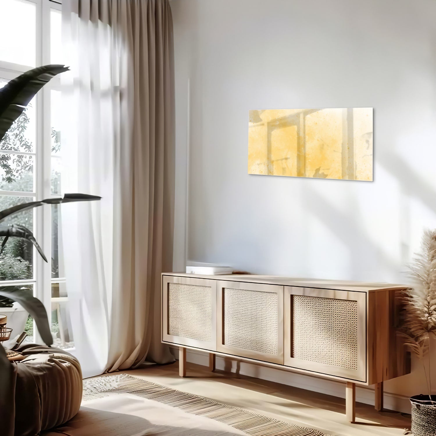 Abstract glazen schilderij in gouden tinten op een witte muur in een moderne woonkamer.