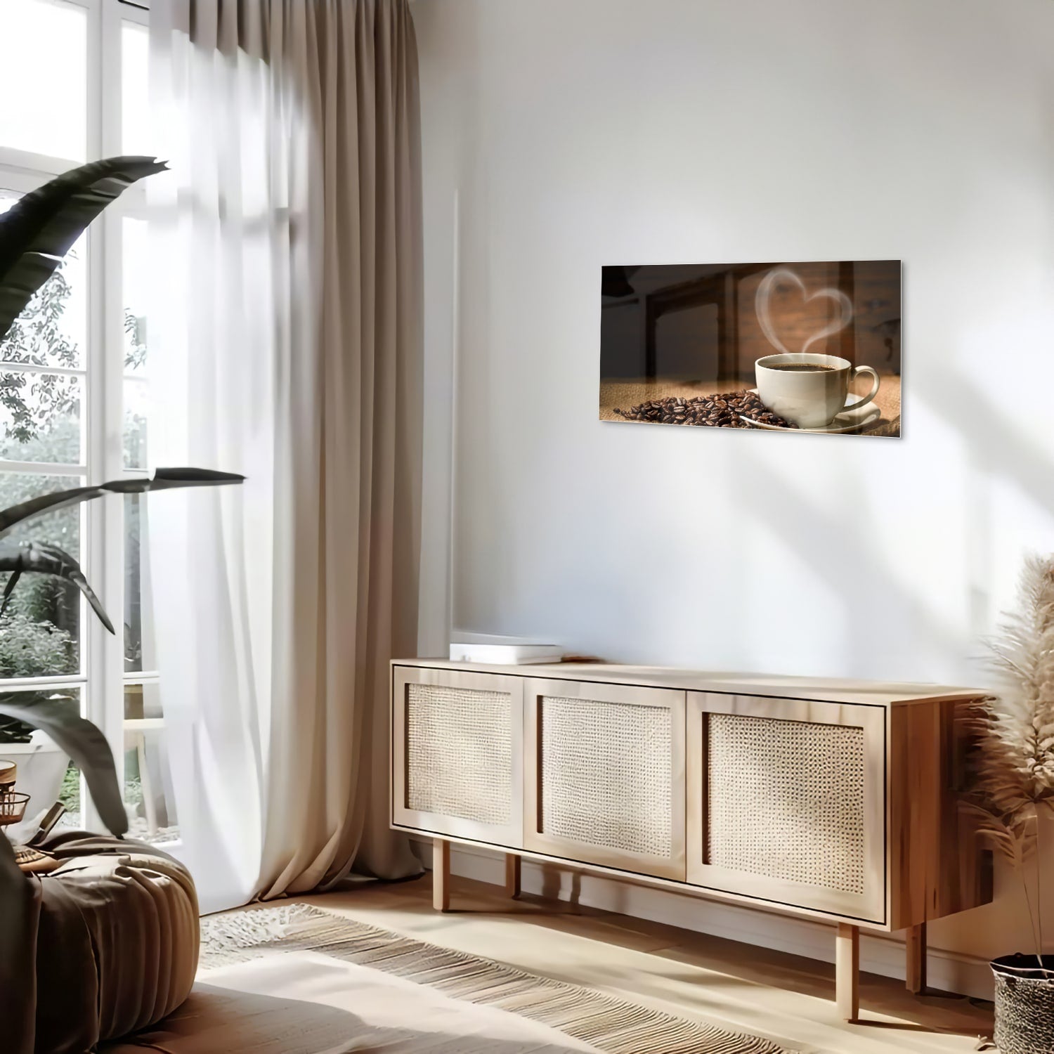 Glazen schilderij van een kop koffie met koffiebonen op een houten tafel.